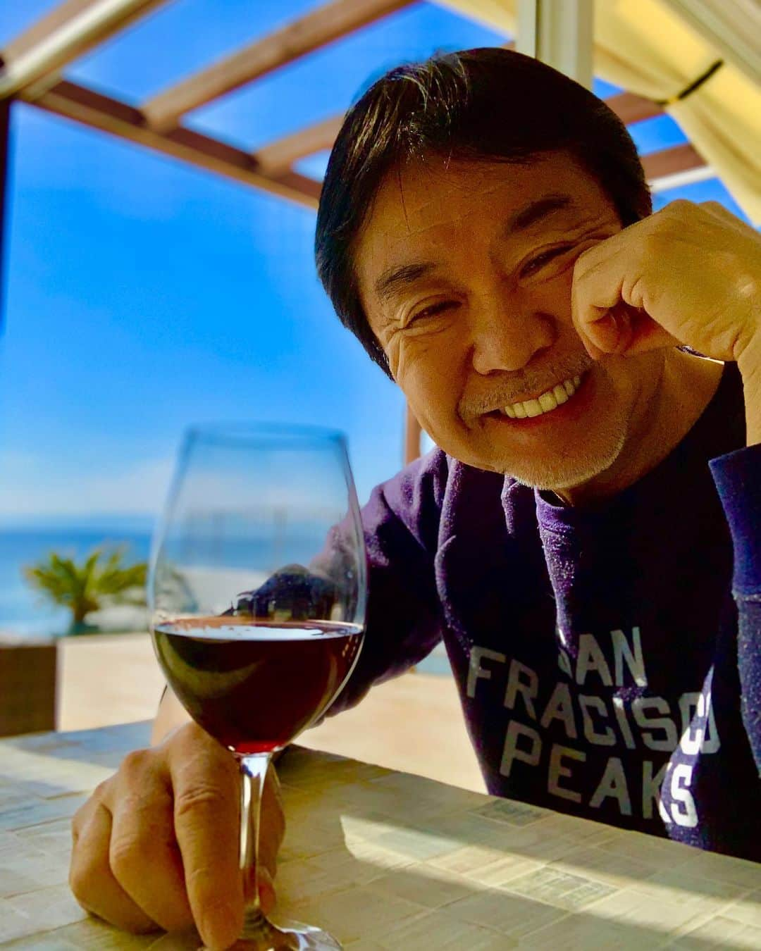 設楽洋さんのインスタグラム写真 - (設楽洋Instagram)「酒と波の日々 🍷🌊  天気のいい休日は朝から酒…🤤  #wine #朝酒 #海 #湘南 #葉山 #秋谷 #beach #晴れ男」3月14日 15時02分 - taracyan3