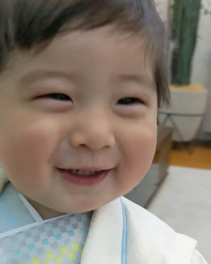ソンイのインスタグラム：「息子1歳の記録🎞❤️ 初めて歩いた日 汚れとの戦いスプーン練習 パパの腕枕 どんどん発見する悪戯 走ったりダンスしたり イヤイヤしたり 可愛いおしゃべりも  もちもちほっぺたもすっきりしてきて一気に赤ちゃんからキッズだなぁ👦🏻  この1年の成長が本当に濃くて、あっという間すぎてパパママ寂しい🥺  2歳はどんな日々が待ってるかな🌸  今年も生まれた14時27分は家族全員でぎゅーして愛を伝えて誕生日を迎えました🤍  2枚目は0歳の記録👶🏻🎞  🎼115万キロのフィルム / Official髭男dism﻿  #2歳誕生日 #1歳の記録 #生まれてからの記録 #誕生日ムービー」