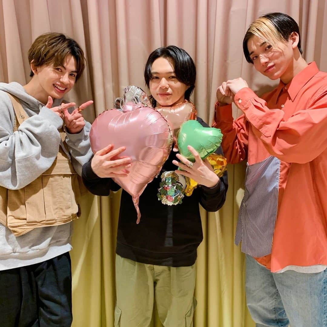 【公式】FAKE MOTION -卓球の王将-さんのインスタグラム写真 - (【公式】FAKE MOTION -卓球の王将-Instagram)「. 🤍 Happy White Day 🤍  #フェクモ メンバーからみなさんへ いつもありがとうの気持ちを込めて💝  #草川直弥 #志村玲於 #高尾颯斗 #ホワイトデー #FAKEMOTION #まだまだ続くよフェクモプロジェクト #3月はLIVESHOW #4月はフェクステ」3月14日 15時54分 - fakemotion_pj