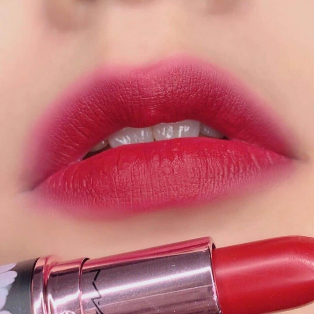 M∙A∙C Cosmetics Japanのインスタグラム：「桜色からインスパイアされた3色のリップスティックから、ピンクコーラルのカラーをチョイス✨花びらを重ねたような愛らしい桜色の唇に🌸💕  【使用製品】 リップスティック／ドラマラマ ㅤ Regram from @maccosmeticstaiwan  #MACBLACKCHERRY #MACブラックチェリー #桜コスメ」