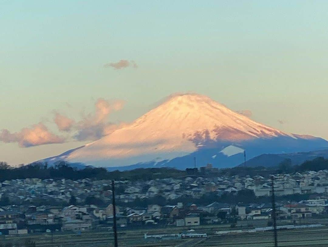 中野明海さんのインスタグラム写真 - (中野明海Instagram)「2021.3.14 🗻おはようございます  🚅始発で関西へ✨✨✨  素晴らしい赤富士からの ぐるっと色んな富士山堪能😻🗻🙏🏻✨  穏やかな 良い１日になります様に✨✨✨✨✨✨✨🙏🏻  #🗻  #赤富士 #富士山好き #働く工場」3月14日 7時06分 - akeminakano__official