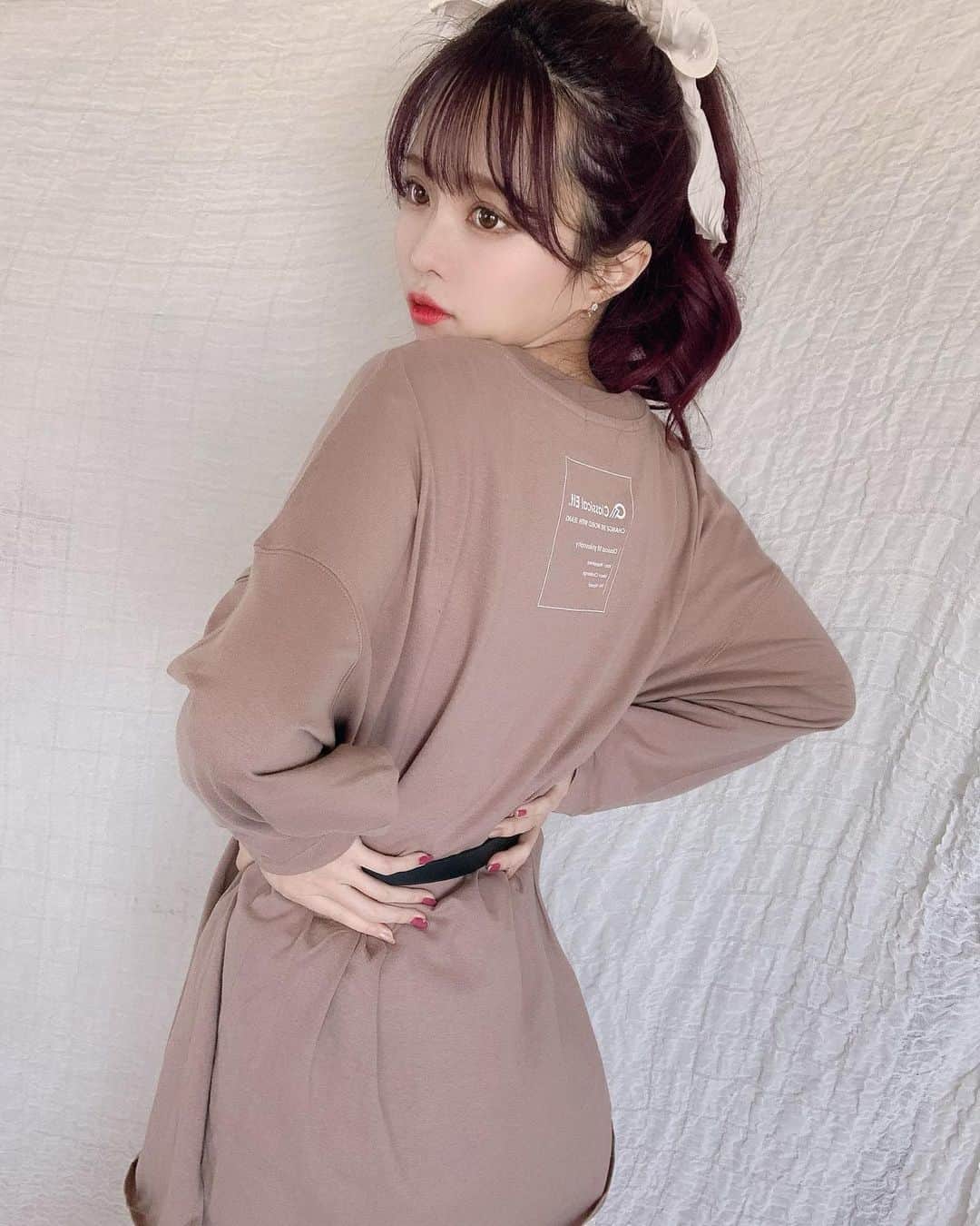 メルのインスタグラム：「１枚で楽ちん春コーデ( ・ ̫・ )♥️ 横のスリットからレースがちらちら見えるのがポイントです！笑  ( @classicalelf_official ) #クラシカルエルフ #classicalelf #エルフコーデ #locari #ロンT #プリントTシャツ #ビッグシルエット #今日の服 #今日のコーデ #春コーデ」