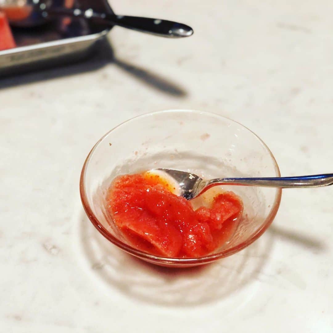 三浦瑠麗さんのインスタグラム写真 - (三浦瑠麗Instagram)「さいきん、うちに帰ってきて冷凍庫を覗くといちごシャーベットが入っている。 娘が苺とお砂糖と水でパワーブレンダーを使って作っている。 スーパーにいって苺を買い込むのも、なくなったラップを補充するのもぜんぶやってくれていて、ほんと助かる。 いちごアイスもほしいなー、とリクエストを出してみた。」3月14日 7時25分 - lullymiura