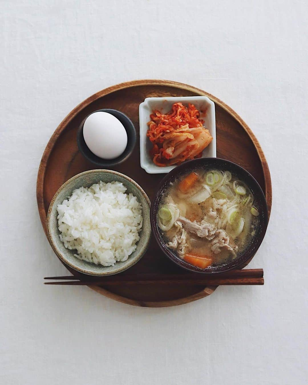 樋口正樹さんのインスタグラム写真 - (樋口正樹Instagram)「Today's breakfast . 今朝は炊き立てご飯に、 豚汁、キムチ、生卵で。 . ２、３枚目は朝バナナ、 バナナ越しのボナさん。 バナナの先っぽガン見。 . . #朝ご飯 #朝食 #豚汁 #豚汁定食 #キムチ #生卵 #japanesebreakfast #japanesefood」3月14日 7時54分 - higuccini