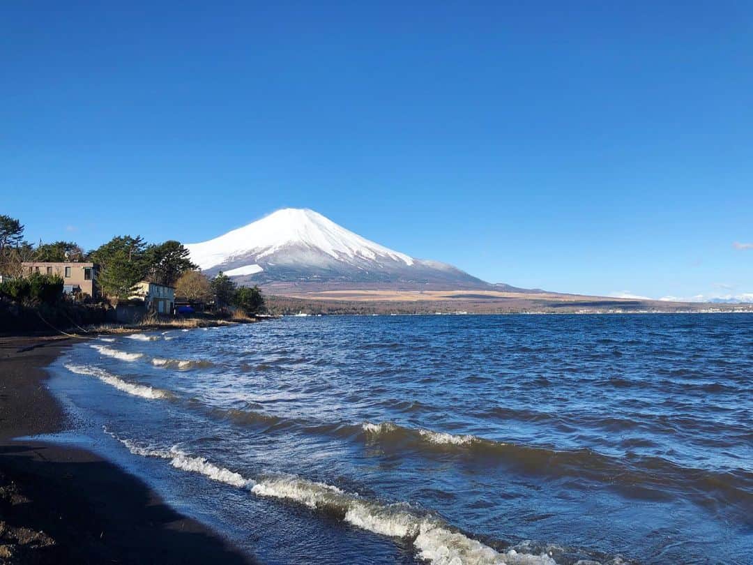佐々木あさひのインスタグラム：「5枚重ね着してムチムチになりながら朝ヨガ。 最高の視界🗻🙏✨ 湖が海みたいになってる🌊  #富士山」