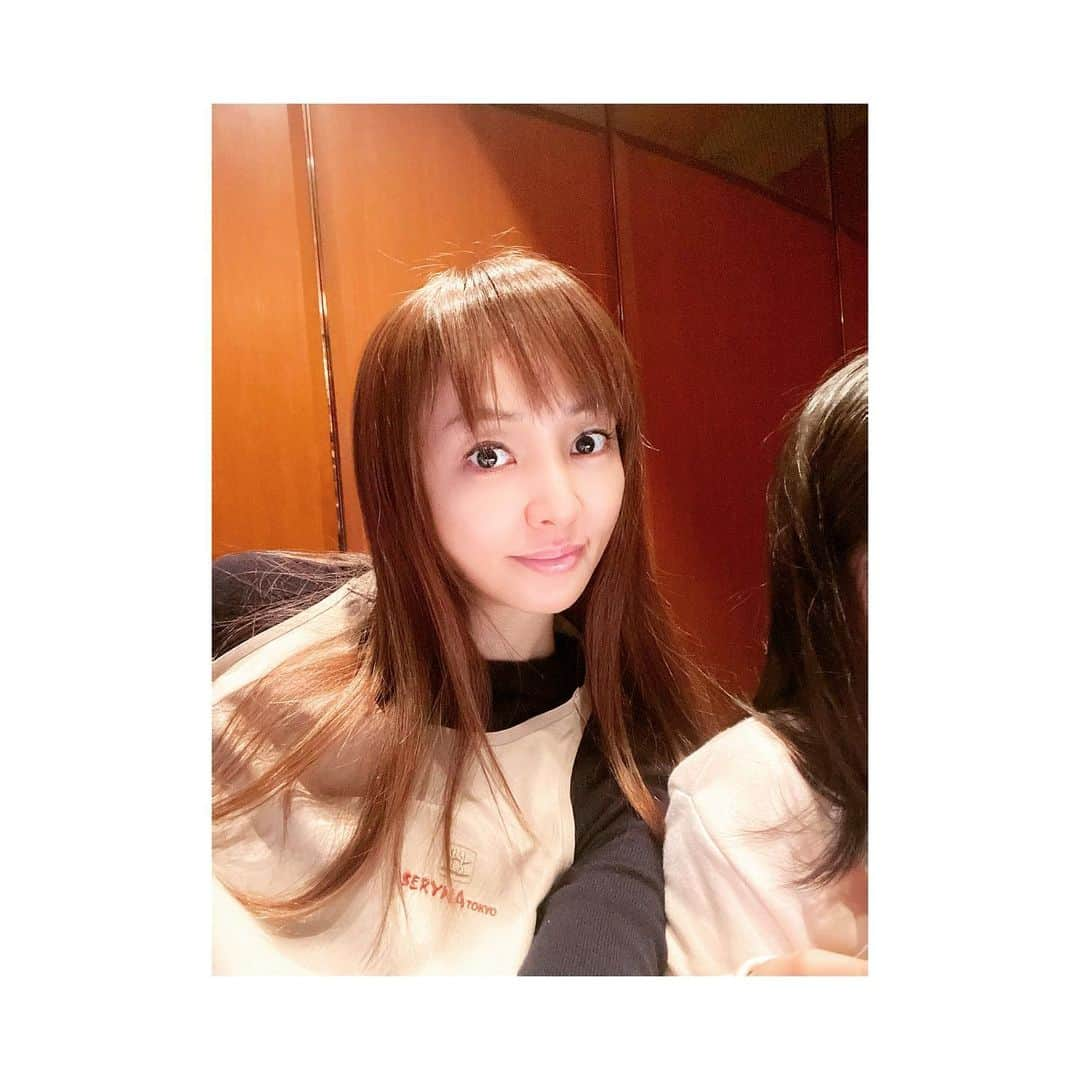 神田うのさんのインスタグラム写真 - (神田うのInstagram)「独身の頃からお世話になっている六本木の瀬里奈さん💕 通常ディナーは17:00からですが今はコロナ営業の為お昼から20:00の閉店まで通し営業しています☺️ですので16:30とかにお夕食をスタートさせて、さっと帰宅出来ます🤣 すっかり子連れにも有難いお店となっております🤣 とにかく毎日のテーマである『早く寝かせないといけない』私達にとって16:00や16:30からお夕食出来るって本当に有難いのです😍 ありがたや〜❤️  #六本木瀬里奈#有難い営業時間#有難い#感謝#ありがたや#六本木#瀬里奈#しゃぶしゃぶ#家族時間#家族ディナー#ジャージスッピン#個室なので失礼にならずジャージスッピン#ジャージ#スッピン#スッピンでも肌を綺麗にするアプリ使用で問題なし！（笑）#チュッチュしても娘を汚す事ないからスッピン最高！（笑）#神田うの#unokanda」3月14日 8時51分 - unokandaofficial