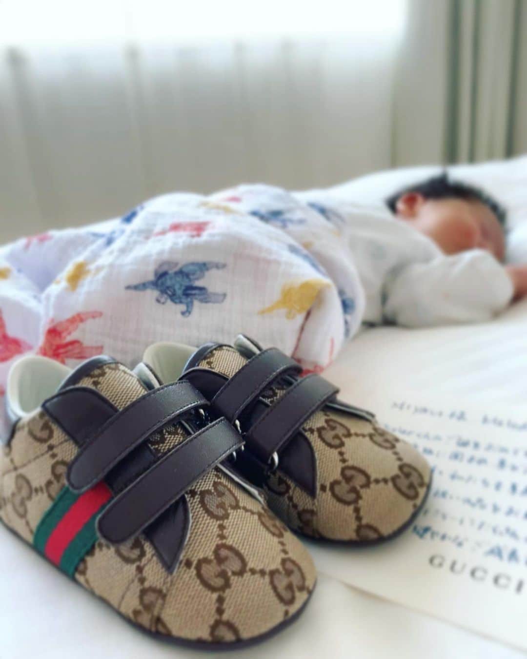 雅-MIYAVI-さんのインスタグラム写真 - (雅-MIYAVI-Instagram)「I wish I had such cool kicks when I was a baby haha. Thanks @gucci team and also everyone in the world who gives him big love and good wishes!!!! Such a lucky baby boy 🙏🏻 #おかげさまで元気にすくすく夜泣きしております #Repost @melody_lee_ishihara ・・・ 💕 Thank you team @gucci for Skyler’s first pair of shoes😍💕💕 He is soo lucky ✨」3月14日 9時13分 - miyavi_ishihara