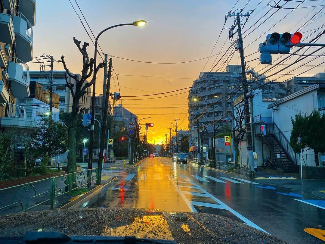 高橋ユウさんのインスタグラム写真 - (高橋ユウInstagram)「昨日の帰り道🌇 雨が降りながらもすっごく綺麗な光照らしてくれてた👏🌞  #sunset #rainy #beautiful」3月14日 9時43分 - takahashiyu.official