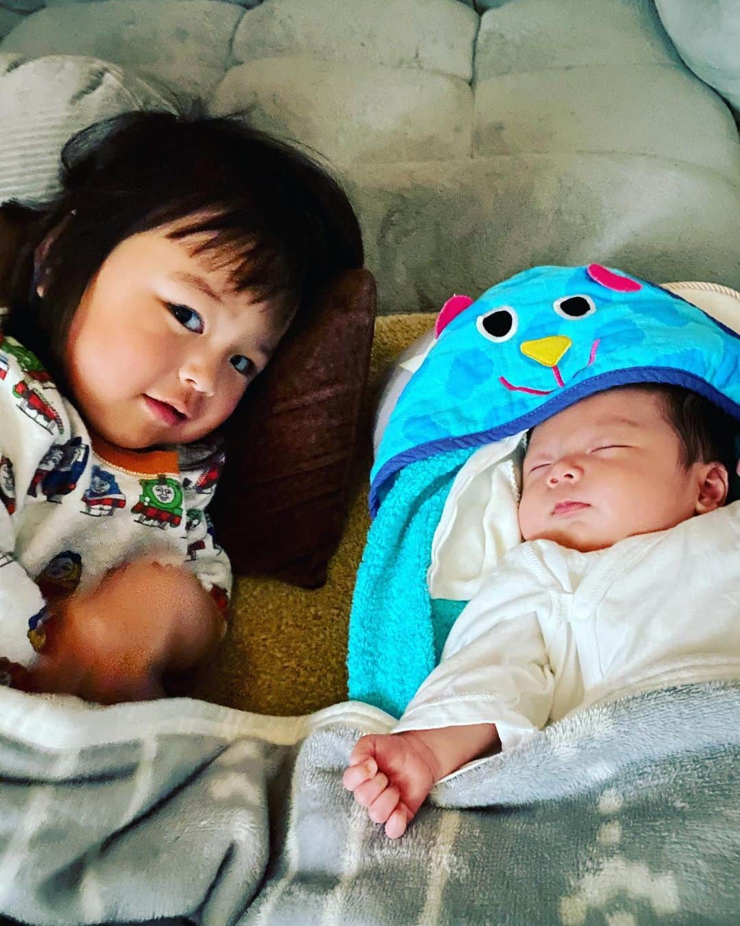 岡田義徳さんのインスタグラム写真 - (岡田義徳Instagram)「楽しく育児を.Vo01  子育てに悩みは尽きないですね、 どの家庭にもそれぞれの形があって、 いくら本で読んだり、ネットで調べても 我が子には全然響かなかったり。  最近は、二人の寝るタイミングが上手くいかずイライラしちゃいそうな日が沢山あります。  私事ですが、先日、上の子があまりにも寝なくて、少し強い口調で怒ってしまい大泣きさせてしまいました。。 その時の我が子の視線が忘れらなくて(なんとも寂しそうな)、 その日は、怒った自分の小ささ、情けなさ、などで眠れませんでした。 あんな顔はさせたくないと思い、ただ自分の予定に合わせるのではなく、 子供にも予定があるんだって理解しようと思いました。  子供に成長させてもらってます。  やはり、笑顔が一番良い。 どんな時も力になりますから。  皆様の中には沢山の先輩まま、先輩パパがいると思います。 何か良いアドバイスがあれば教えてくださいね。  #我が子#子育て#悩み#子供に成長させてもらってます。#ありがとう」3月14日 10時06分 - yoshinori_okada_44