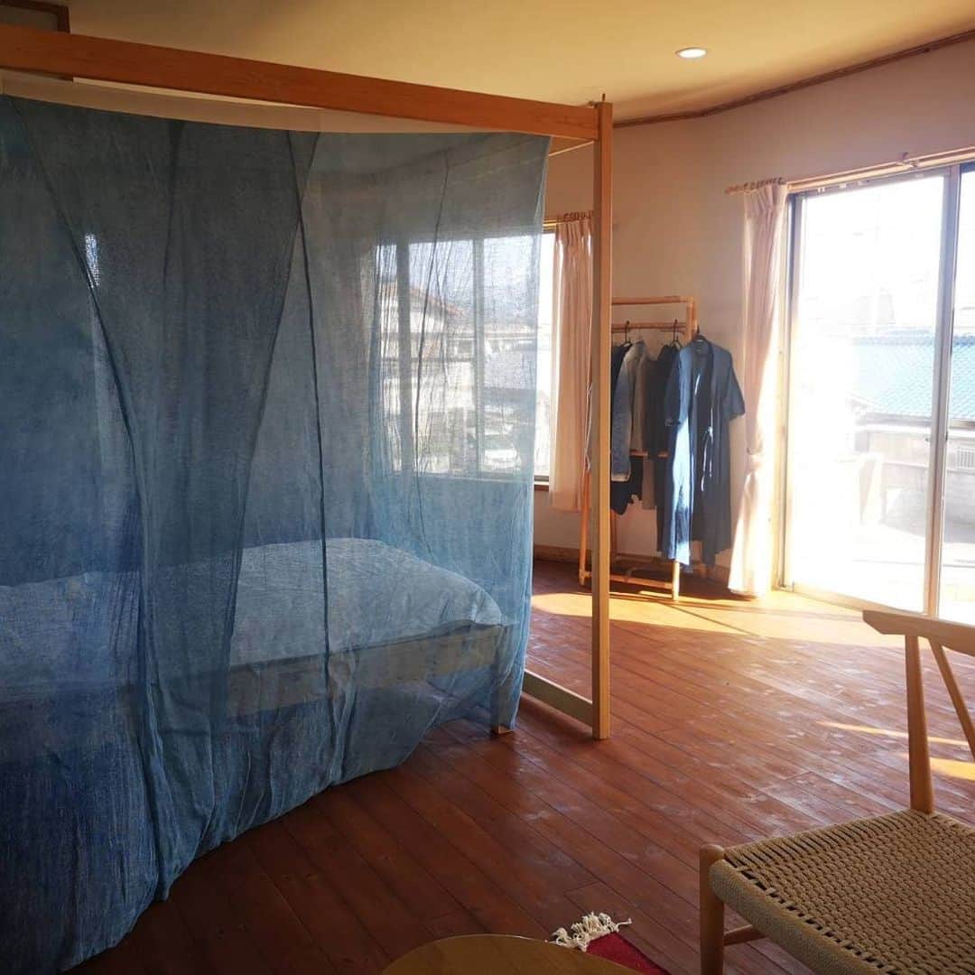 ASAFUKU(麻福)のインスタグラム：「『藍染の麻蚊帳と麻寝具で心身のリフレッシュ』  民泊準備中の拠点です。藍染の麻蚊帳と麻寝具を設置してみました。  蚊帳（かや）というと夏のものという印象と思いますが、麻の蚊帳は年中OK。天然の快適コントロールで過ごしやすい環境を保ちます。  とくに現代では、蚊よけというより、安心・安眠、癒しのための空間としてオススメです。  麻の寝具と併せると、癒し効果はさらにアップ。旅の疲れも一気にとれることでしょう。  #藍染 #蚊帳 #麻蚊帳 #寝具 #麻寝具 #麻福ハウス #伊勢 #伊勢神宮  #ASAFUKUCAFE #麻福 #asafuku #hemp #asa #麻 #ヘンプの恵 #自然の恵」