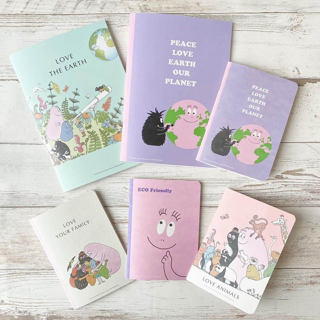 のインスタグラム：「バーバパパのイラストがキュート💓FSC認証紙を使用したノートです📔🌱 売上の一部はWWFジャパンの地球環境保全活動に活用されます🌍🤝 A5ノートは横罫線64ページ、A6ノートはドット方眼48ページです☺️  🌳FSC認証は環境、社会、経済の便益に適い、きちんと管理された森林からの製品を目に見える形で消費者に届け、それにより経済的利益を生産者に還元する仕組みです。  バーバパパ FSC認証紙ノート A6 全4種類 各¥352(税込) A5 全2種類 各¥396(税込)  #BARBAPAPA #バーバパパ #FSC認証 #ノート #文具 #ステーショナリー #PLAZA #プラザ #MINiPLA #ミニプラ @plazastyle」