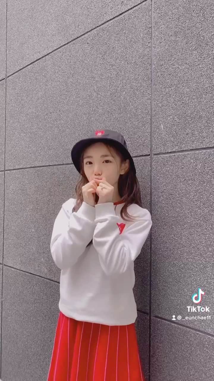 ウンチェのインスタグラム：「해피 화이트데이 보내세요❤️  @MLBKIDS_KR  #MLBKIDS #SUPERFANKIDS #MLB하트 #MLB키즈맨투맨 #MLB키즈모자 #MLB키즈운동화 #키즈스타일 #키즈맨투맨 #아동맨투맨 #키즈모자 #키즈운동화 #화이트데이 #주니어모델 #아역배우 #이은채 #LeeEunchae」
