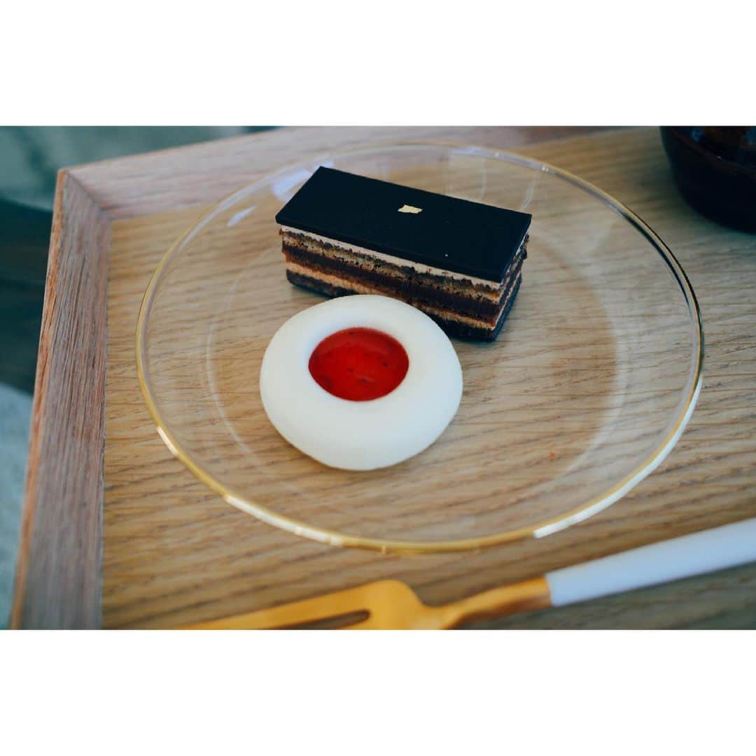 川上さやかのインスタグラム：「なんてかわいいビジュアル🤍 @tarte.fika の宝石みたいな焼き菓子💍 thank you @mm31coco 😘 #whiteday」