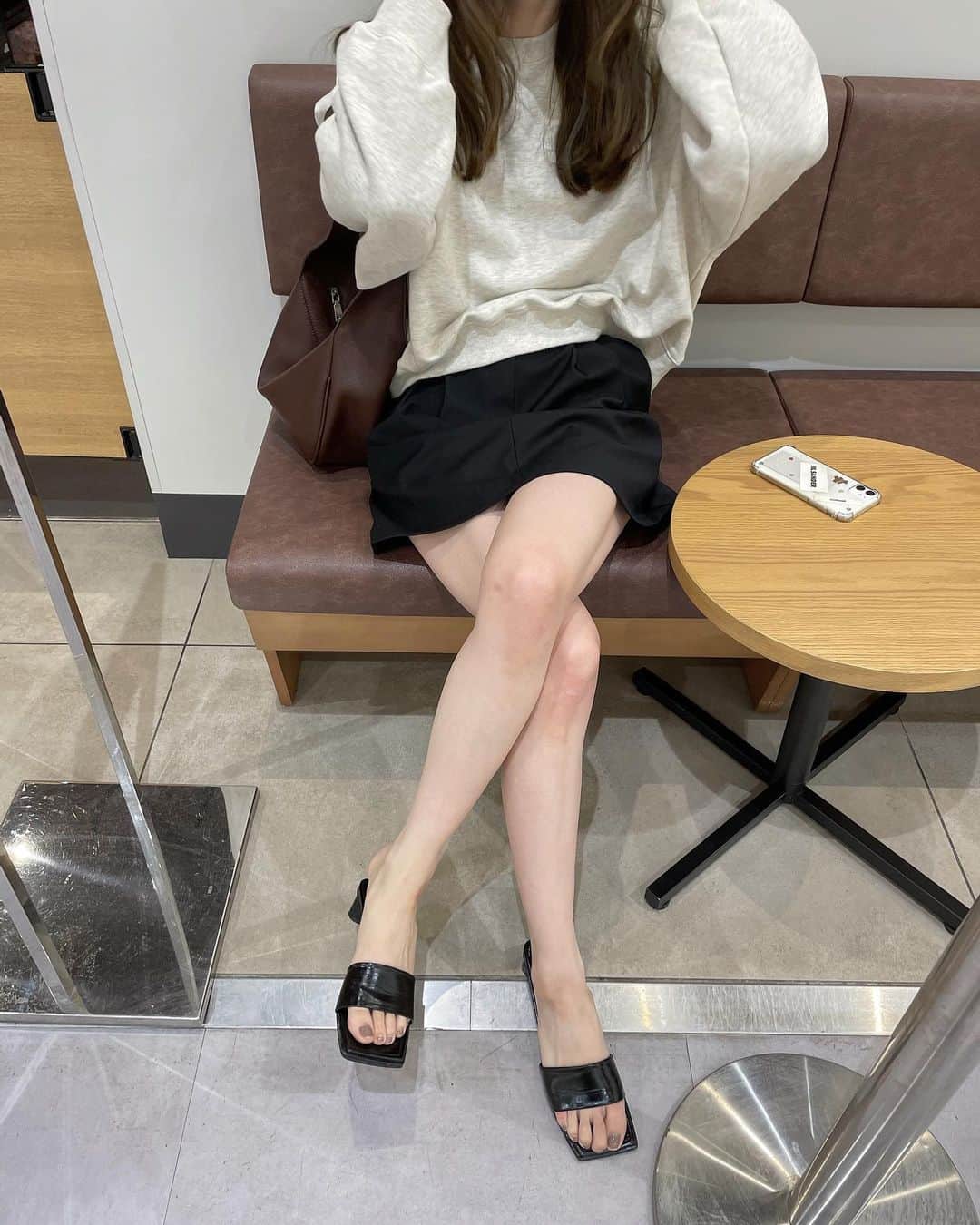 i am aiのインスタグラム：「おとといコーデ🏸🖤 ㅤㅤㅤㅤㅤㅤㅤㅤㅤㅤㅤㅤㅤ #スウェット #ミニスカート」