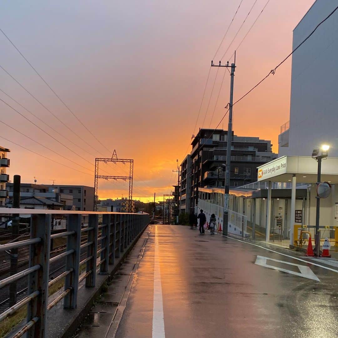 寺前風子さんのインスタグラム写真 - (寺前風子Instagram)「たまたまお友達の家にお邪魔した時に、恐ろしいどデカ雷が鳴った大雨が通り過ぎたあと、の帰りの街並み。  無加工でこれ😇 綺麗すぎて、くすんだ(？)心が浄化された。。  #夕焼け #虹」3月14日 10時55分 - fuko_623