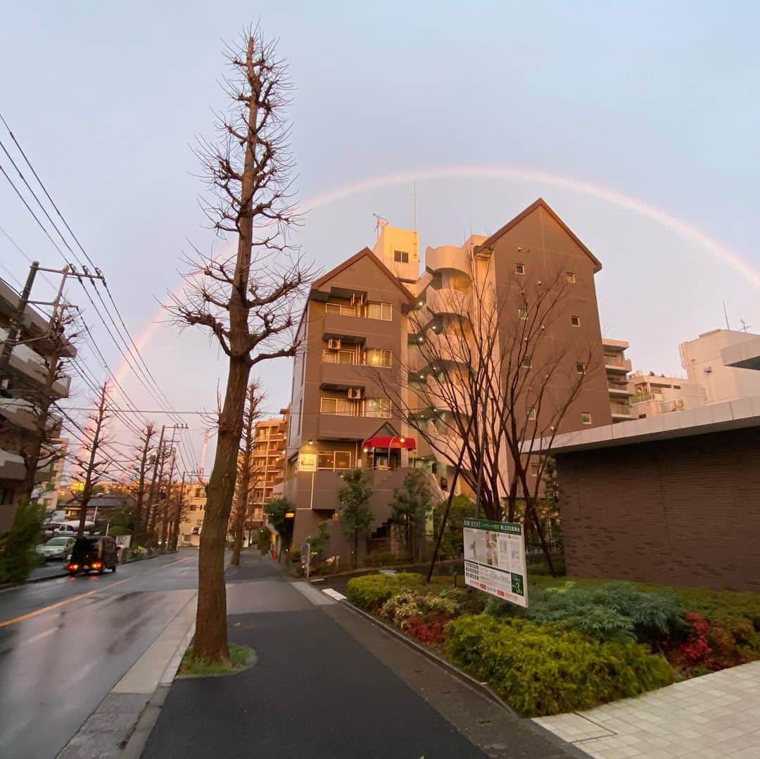 寺前風子さんのインスタグラム写真 - (寺前風子Instagram)「たまたまお友達の家にお邪魔した時に、恐ろしいどデカ雷が鳴った大雨が通り過ぎたあと、の帰りの街並み。  無加工でこれ😇 綺麗すぎて、くすんだ(？)心が浄化された。。  #夕焼け #虹」3月14日 10時55分 - fuko_623