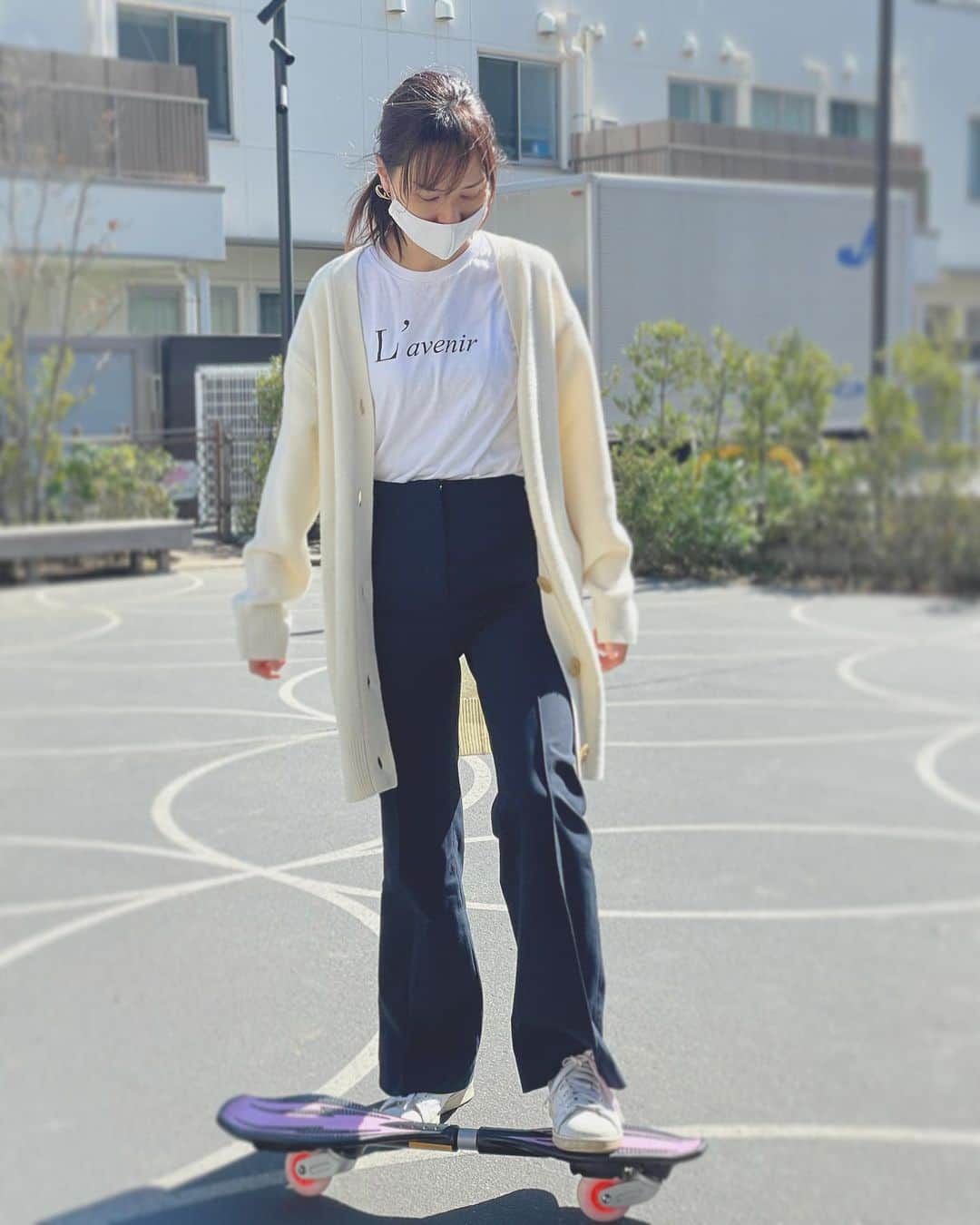 乙黒えりのインスタグラム：「全然乗れない😅  3秒で落ちる  いつから私の体こんな重くなった？  娘たちはどんどん上達してる...🧒  #ハイウエストパンツ　@unbybalancestyle  すごい履きやすくて脚長効果で嬉しい 7-9号でサイズ0です。  #日曜日#こどもたちと外遊び #ブレードボード 目が痒くてメイクできないので日焼け止め代わりにエクラのクッションファンデだけです😷」