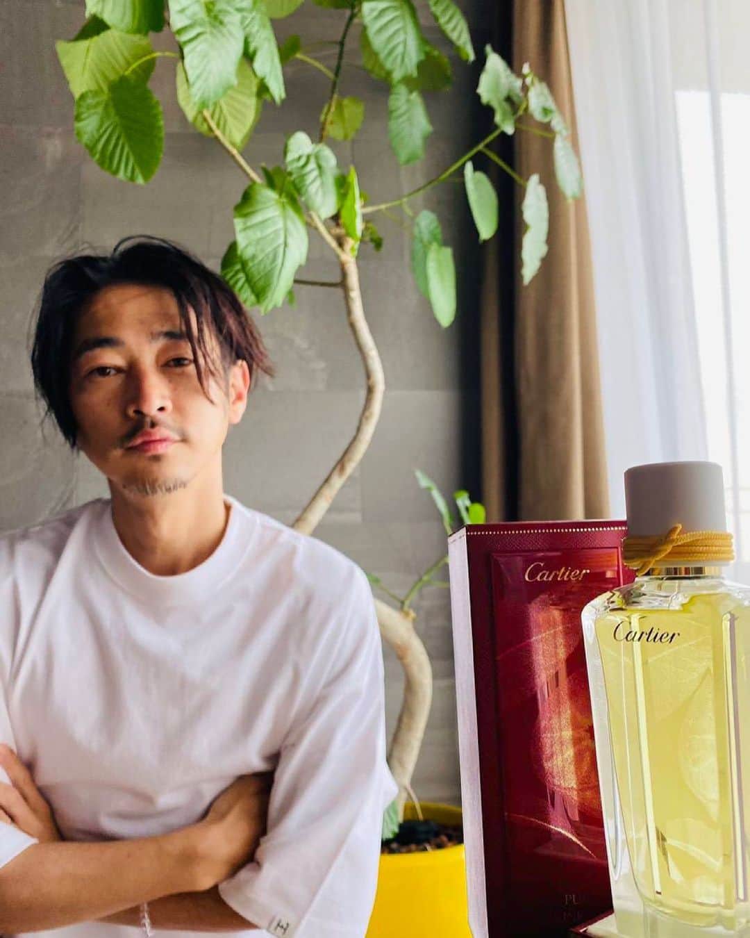 窪塚洋介のインスタグラム：「#LesEpuresDeParfum #CartierFragrances  @cartier のこの柑橘系の香水めちゃいいな…懐かしさと自然を感じるキンカン。  …春よ早よ来い✨  調香師　@mathilde.laurent」
