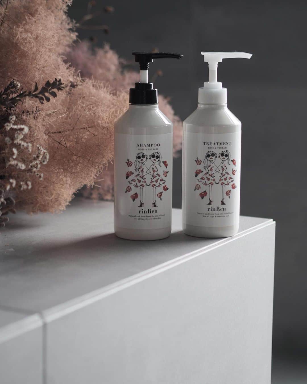 のインスタグラム：「Ethical hair care🌿﻿ ﻿ ﻿ ﻿ ﻿ 日本の土壌で育った植物を使い自然環境にも優しいエシカルヘアケアの @rinren_japan  @daichi_1127 コラボの期間限定パッケージが可愛い♡﻿ ﻿ 思いがけずものすごい量の髪が生えてきて🤯﻿ (産後抜けてたやつ)﻿ ボリュームが出すぎな私は毛先までまとまるローズ&ツバキにしました🌹﻿ ﻿ ﻿ ✔︎環境への負荷を考え生分解性に優れた洗浄成分使用🌍﻿ ✔︎無添加処方🙅‍♀️﻿ ✔︎髪や肌に優しいアミノ酸ジャンプー ✔︎それでいて洗い上がり艶やかしっとり✨﻿ ✔︎植物由来のプラスチックボトル使用🌳﻿ ✔︎香りは天然精油100% ﻿ ﻿ 優しく誠実なものづくり﻿ 素敵なコラボでますます広がるといいな💫﻿ ﻿ ﻿ ﻿ ﻿ #サスティナブルコスメアワード2020審査員賞受賞  @sincere_garden #daichimiura  #rinRen #リンレン #凛恋 #シンシアガーデン #エシカル消費 #シンシアガーデン #エシカルヘアケア #ナチュラルコスメ #joseisrunway #pr」