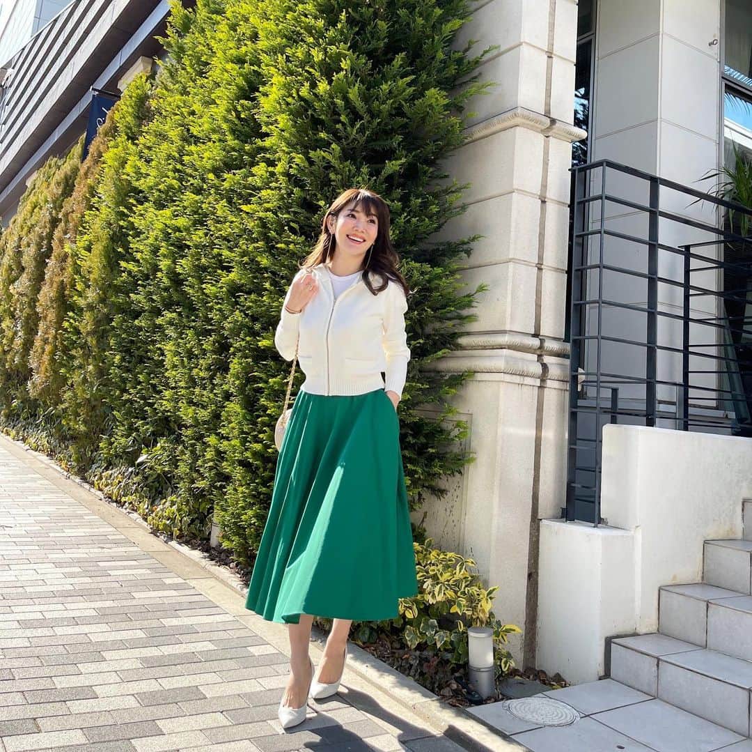 のインスタグラム：「・ ・ 最高のお天気☀️ コンパクトパーカーのコーデがしたくて こんな気候を待ってました･:*+. ・ グリーンはわたしの今年のラッキーカラー💚 ・ hoodie→#lialapg skirt→#unitedarrows  bag→#chanel pierce→#liala ・ #coordinate #outfit #ootd #look #style #fashion #wardrobe #instagood #instafashion #コーデ #コーディネート #ファッション #ママコーデ #ママコーディネート #ママファッション」