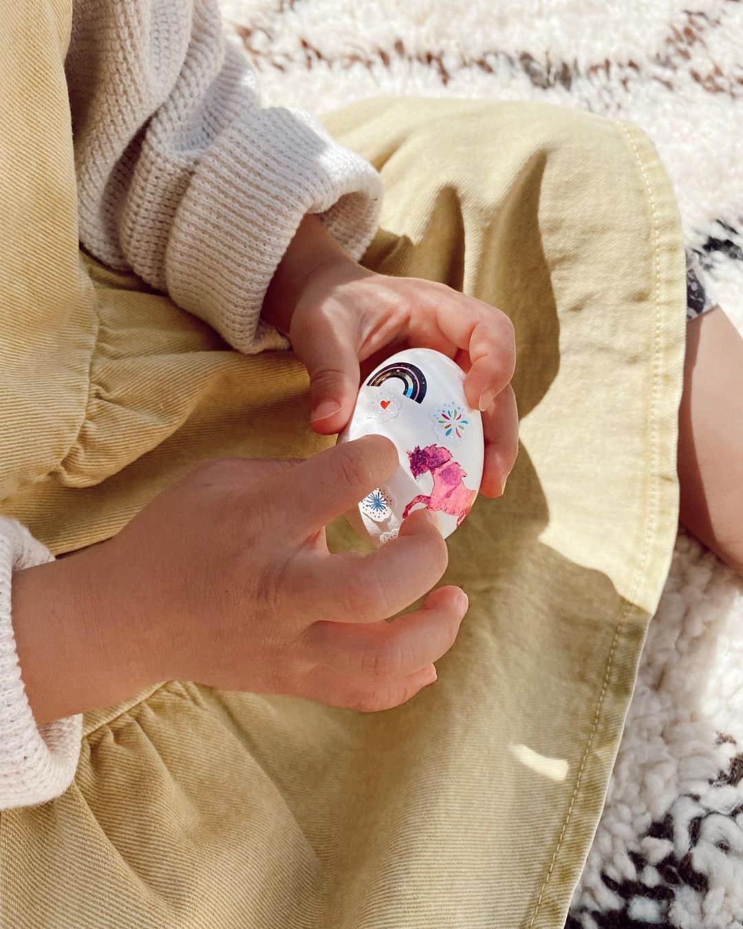 山中美智子さんのインスタグラム写真 - (山中美智子Instagram)「ゆで卵にシール貼ってご満悦💕🧡🦋」3月14日 11時29分 - alexiastam1988
