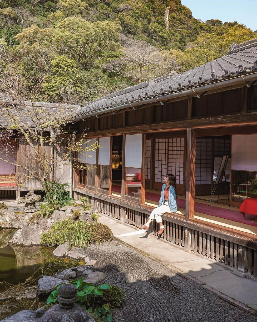 さんのインスタグラム写真 - (Instagram)「【Sengan-en, Kagoshima】  Wanna see a feudal lord’s home? Sengan-en is not only a beautiful traditional garden inscribed as a World Cultural Heritage Site, it is also the residence of the Shimazu Clan, the daimyo family that held sway over all of Kagoshima for centuries. In fact, the facility is run by the very 32rd generation of Shimazu Daimyo!!  In addition to the amazing grounds at @sengan_en , know that there's also a lot of history here too. You can also find gorgeous local Satsuma Kiriko Glassworks on display and for sale.  I heard that some European visitors literally spend the entire day here, for just ¥1000!  #cheesieinkyushu #仙巌園 #senganen #kagoshima #satsumakiriko」3月14日 11時39分 - cheeserland