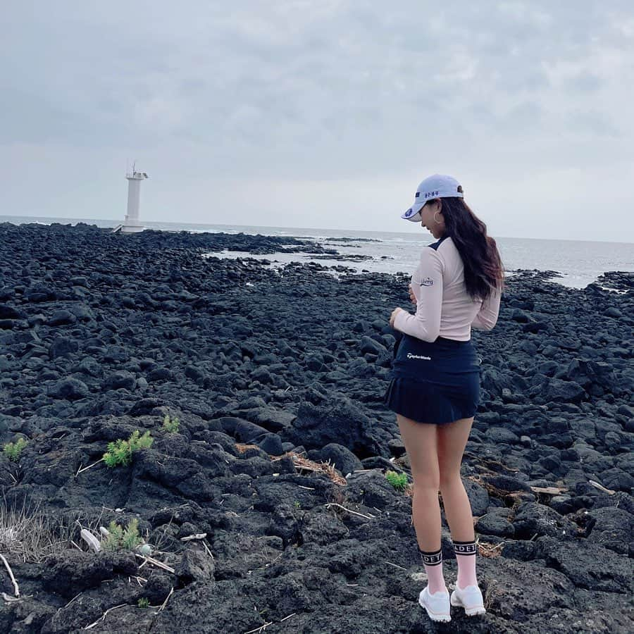 ユ・ヒョンジさんのインスタグラム写真 - (ユ・ヒョンジInstagram)「_ #JEJU 만의 풍경 🪨🌊」3月14日 11時43分 - _hyunju.__