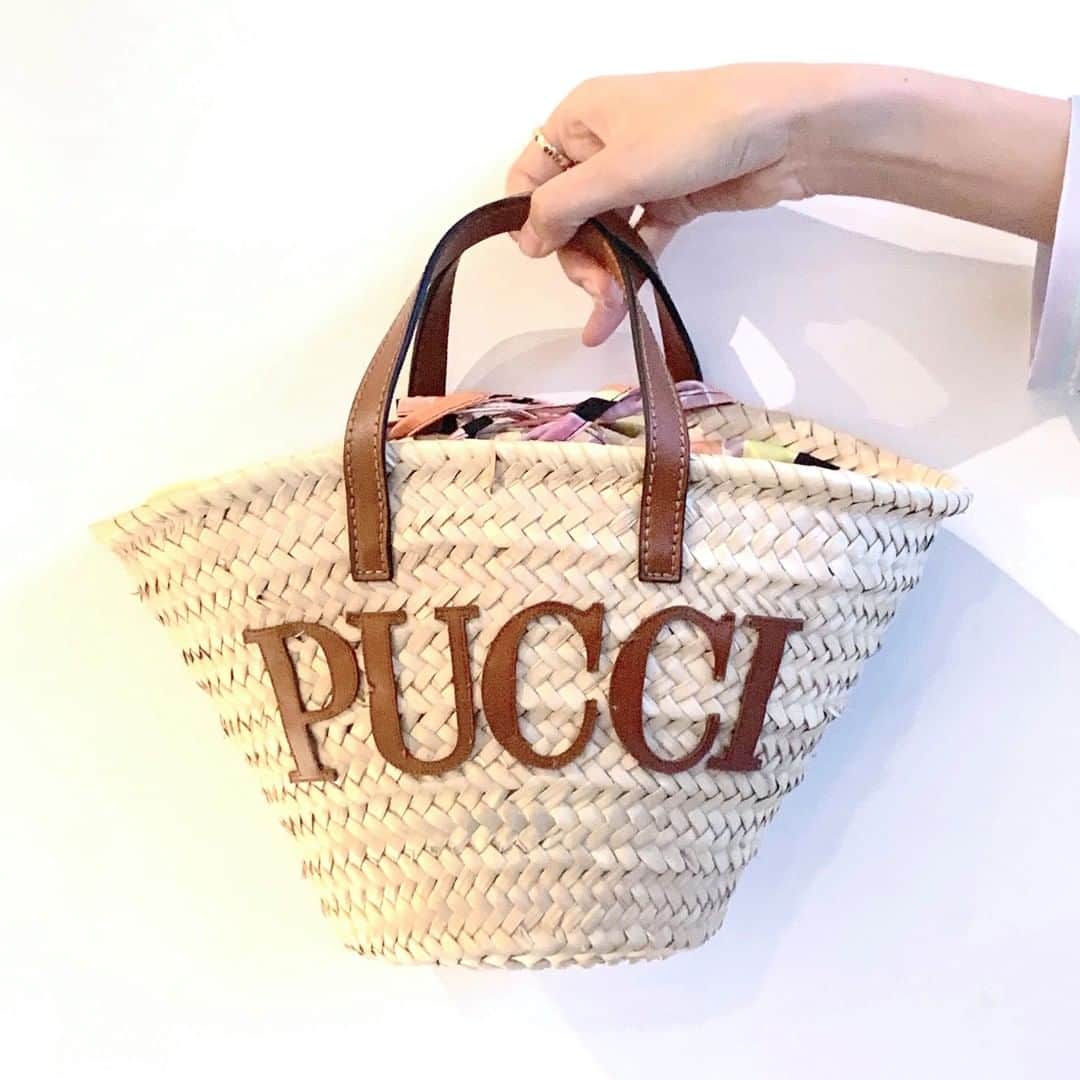 SPURさんのインスタグラム写真 - (SPURInstagram)「サイズは小ぶりですが、存在感は抜群です😎中にはアイコニックなVetrateプリントの巾着バッグが入っています。エミリオ・プッチより。（編集U）  #エミリオプッチ #EmilioPucci #カゴバッグ #SPUR #SPURmagazine #Pucci #バッグ #bag」3月14日 12時00分 - spurmagazine
