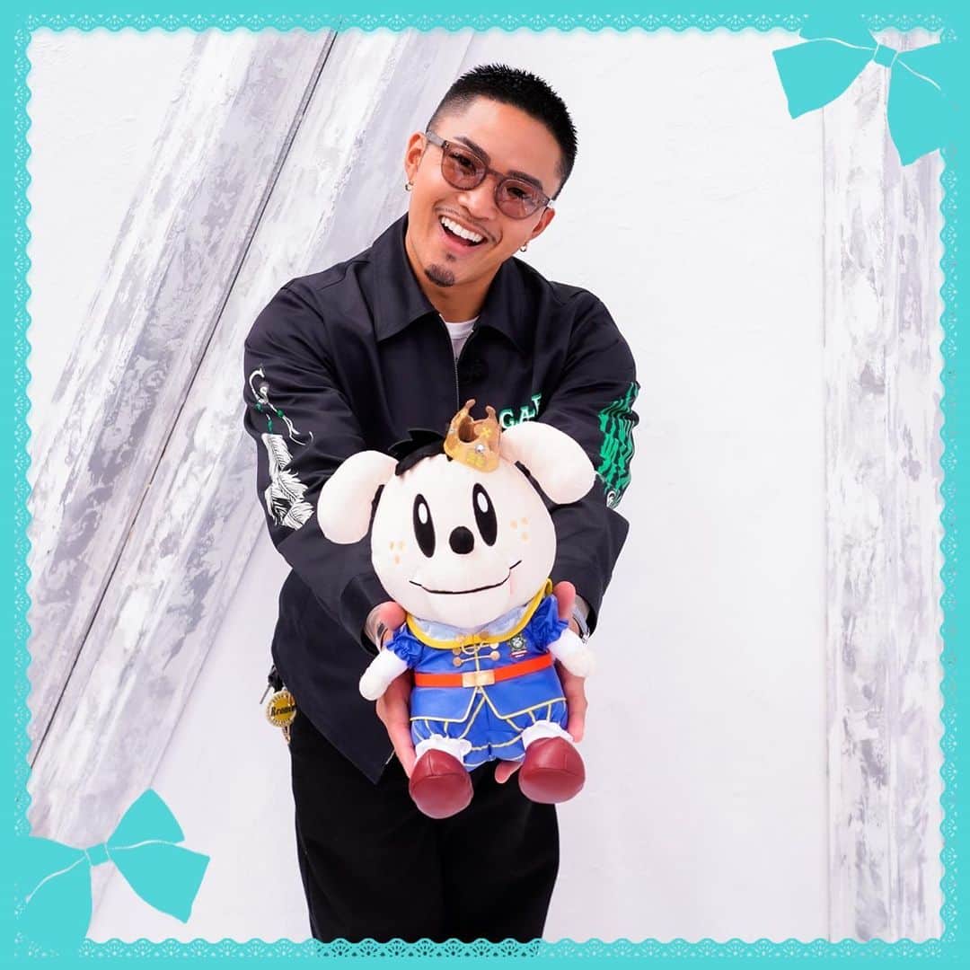 GENERATIONS高校TVのインスタグラム：「龍友からバレンタインのお返しだよ🍬  ＼ハッピーホワイトデー💙／  GENE高を観てくれていつもありがとう！  【本日限定】GENE高公式Twitterで メンバーが持っている王子様ジェネ犬& メッセージつき！メンバーからお返し動画が もらえるプレゼントキャンペーンも実施中💐！  参加してプレゼントを受け取ってね😍❤️  公式Twitter @gene_kou で検索🔍 ----------------------------------- #gene高 #ジェネ高 #generations高校tv #gene #generations #ジェネ #ジェネレーションズ #generationsfromexiletribe #ldh #白濱亜嵐 #片寄涼太 #数原龍友 #小森隼 #佐野玲於 #関口メンディー #中務裕太 #ジェネ犬 #ホワイトデー #whiteday」