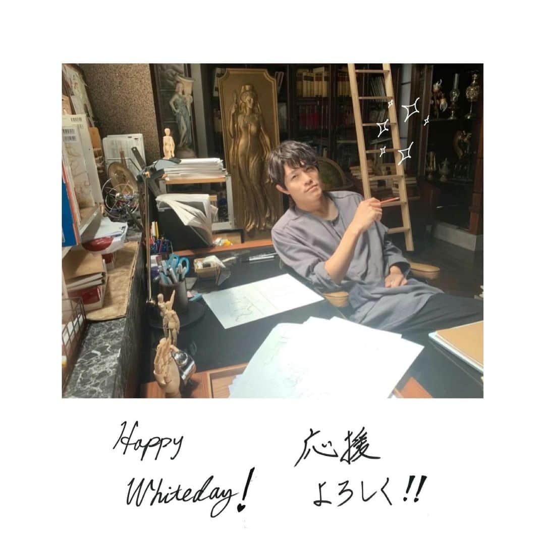 レンアイ漫画家のインスタグラム：「♥️Happy White Day♥️  今日は #ホワイトデー ですね❕ ドラマを楽しみにしている皆さんへ✨ 刈部先生より #直筆メッセージ のプレゼントをいただきました🖋  4月が待ちきれませんー！  #レンアイ漫画家  #鈴木亮平　 #刈部先生からの #WhiteDay 🍬」