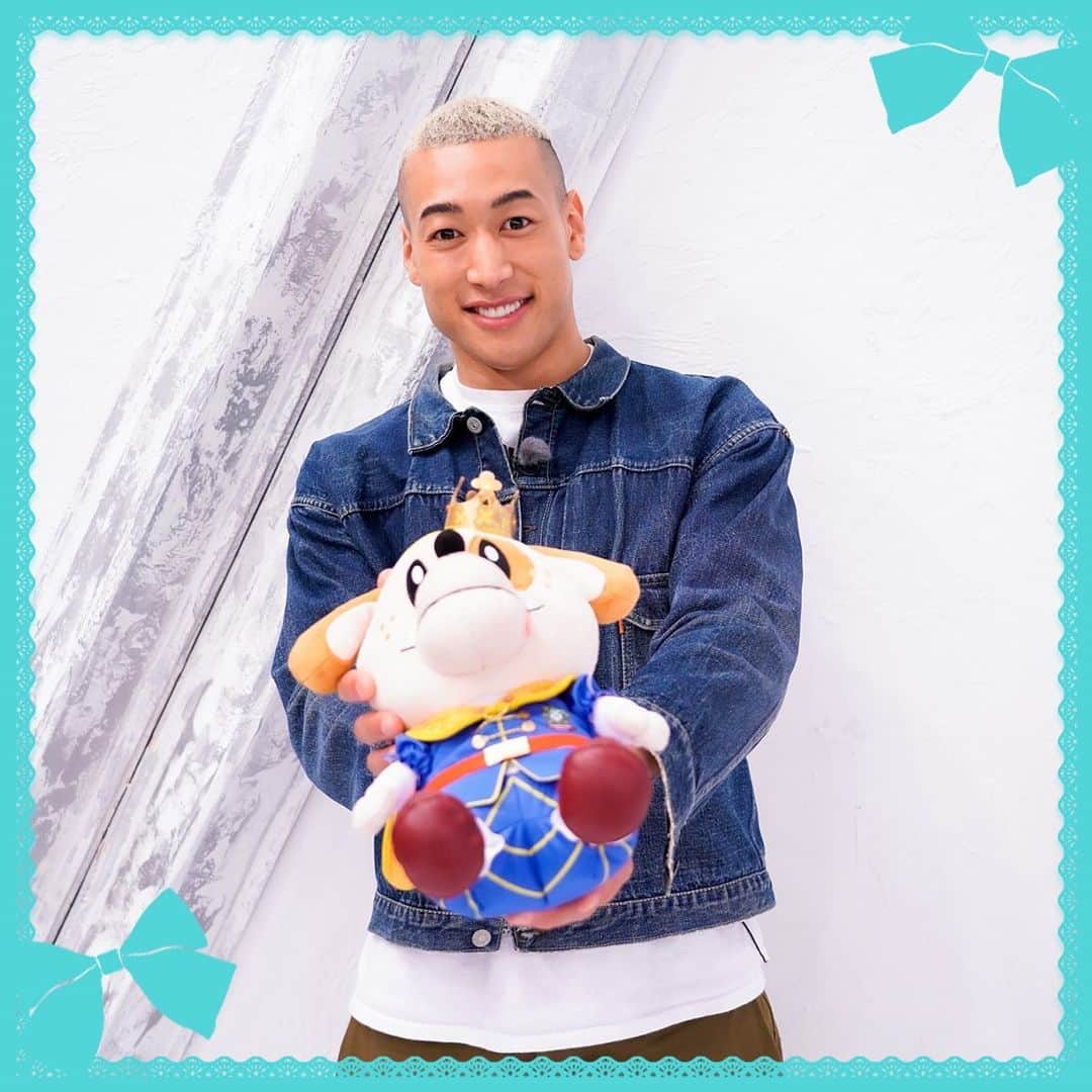 GENERATIONS高校TVのインスタグラム：「メンディーからバレンタインのお返しだよ🍬  ＼ハッピーホワイトデー💙／  GENE高を観てくれていつもありがとう！  【本日限定】GENE高公式Twitterで メンバーが持っている王子様ジェネ犬& メッセージつき！メンバーからお返し動画が もらえるプレゼントキャンペーンも実施中💐！  参加してプレゼントを受け取ってね😍❤️  公式Twitter @gene_kou で検索🔍 ----------------------------------- #gene高 #ジェネ高 #generations高校tv #gene #generations #ジェネ #ジェネレーションズ #generationsfromexiletribe #ldh #白濱亜嵐 #片寄涼太 #数原龍友 #小森隼 #佐野玲於 #関口メンディー #中務裕太 #ジェネ犬 #ホワイトデー #whiteday」