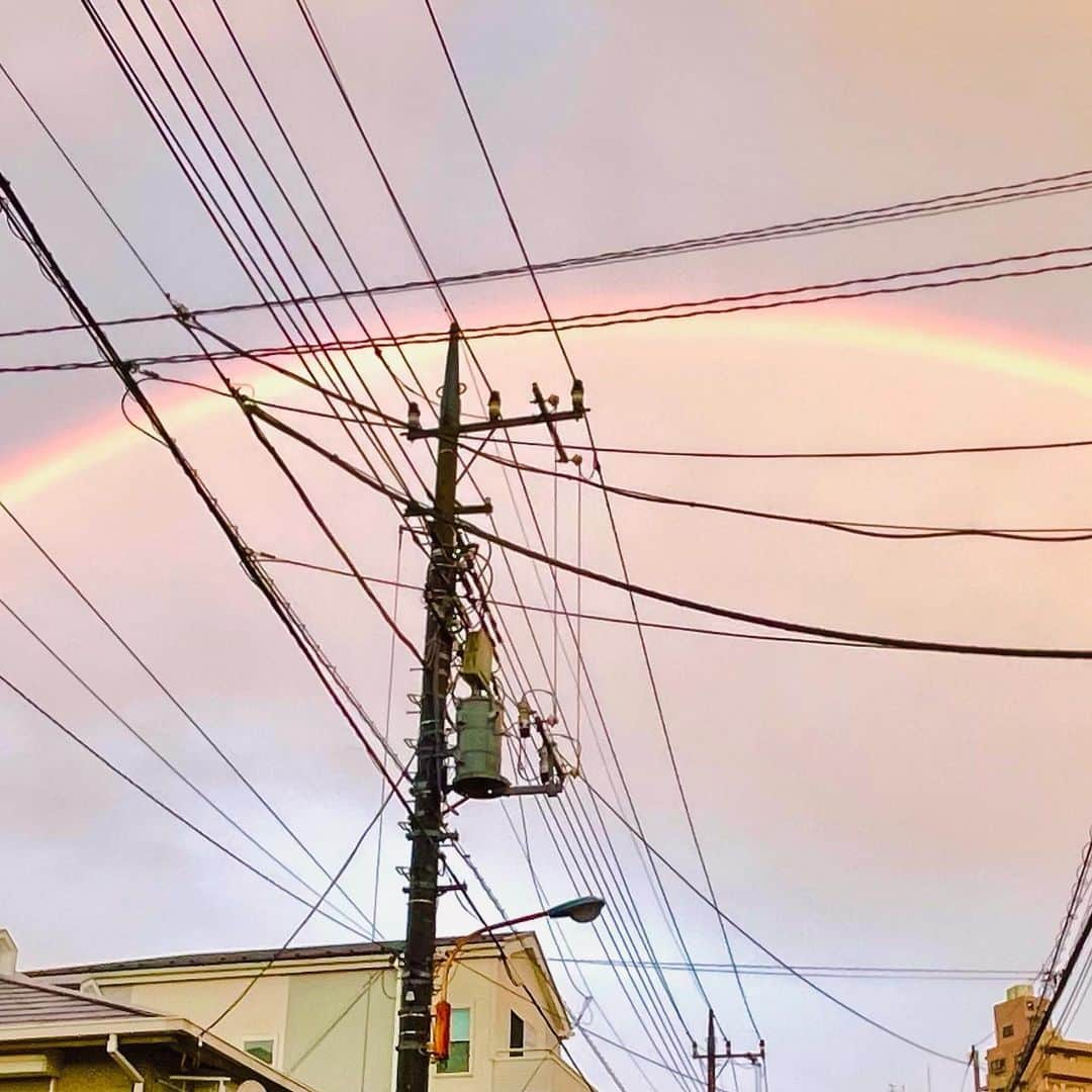 探偵☆星鴨さんのインスタグラム写真 - (探偵☆星鴨Instagram)「ごほうび🌈  春の嵐、大雨の中も撮影🎥  夕方「虹が出てるよ」と 制作部さんの声。  キャスト、スタッフが 同じ空を見上げ、座長も笑顔🌟  さあ撮影も、もうひと踏ん張り🦆  #探偵星鴨 #星鴨 #有岡大貴 #大ちゃん #座長  #見えた輝く一番星 #見えた輝く虹 #虹 #ヨーロッパ企画 #いいことあるかも？」3月14日 12時07分 - hoshikamo_ntv