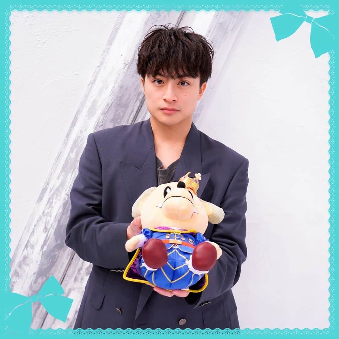 GENERATIONS高校TVのインスタグラム：「亜嵐からバレンタインのお返しだよ🍬  ＼ハッピーホワイトデー💙／  GENE高を観てくれていつもありがとう！  【本日限定】GENE高公式Twitterで メンバーが持っている王子様ジェネ犬& メッセージつき！メンバーからお返し動画が もらえるプレゼントキャンペーンも実施中💐！  参加してプレゼントを受け取ってね😍❤️  公式Twitter @gene_kou で検索🔍 ----------------------------------- #gene高 #ジェネ高 #generations高校tv #gene #generations #ジェネ #ジェネレーションズ #generationsfromexiletribe #ldh #白濱亜嵐 #片寄涼太 #数原龍友 #小森隼 #佐野玲於 #関口メンディー #中務裕太 #ジェネ犬 #ホワイトデー #whiteday」