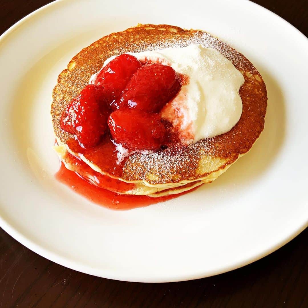 志摩有子さんのインスタグラム写真 - (志摩有子Instagram)「プリザーブをさっそく使ってパンケーキ。 パンケーキミックスはもちろんAPOC @okawamasako を。ホイップクリームと至福の時間。  #パンケーキ #sundaypancakes  #いちごのプリザーブ #ストロベリーパンケーキ」3月14日 12時36分 - ariko418