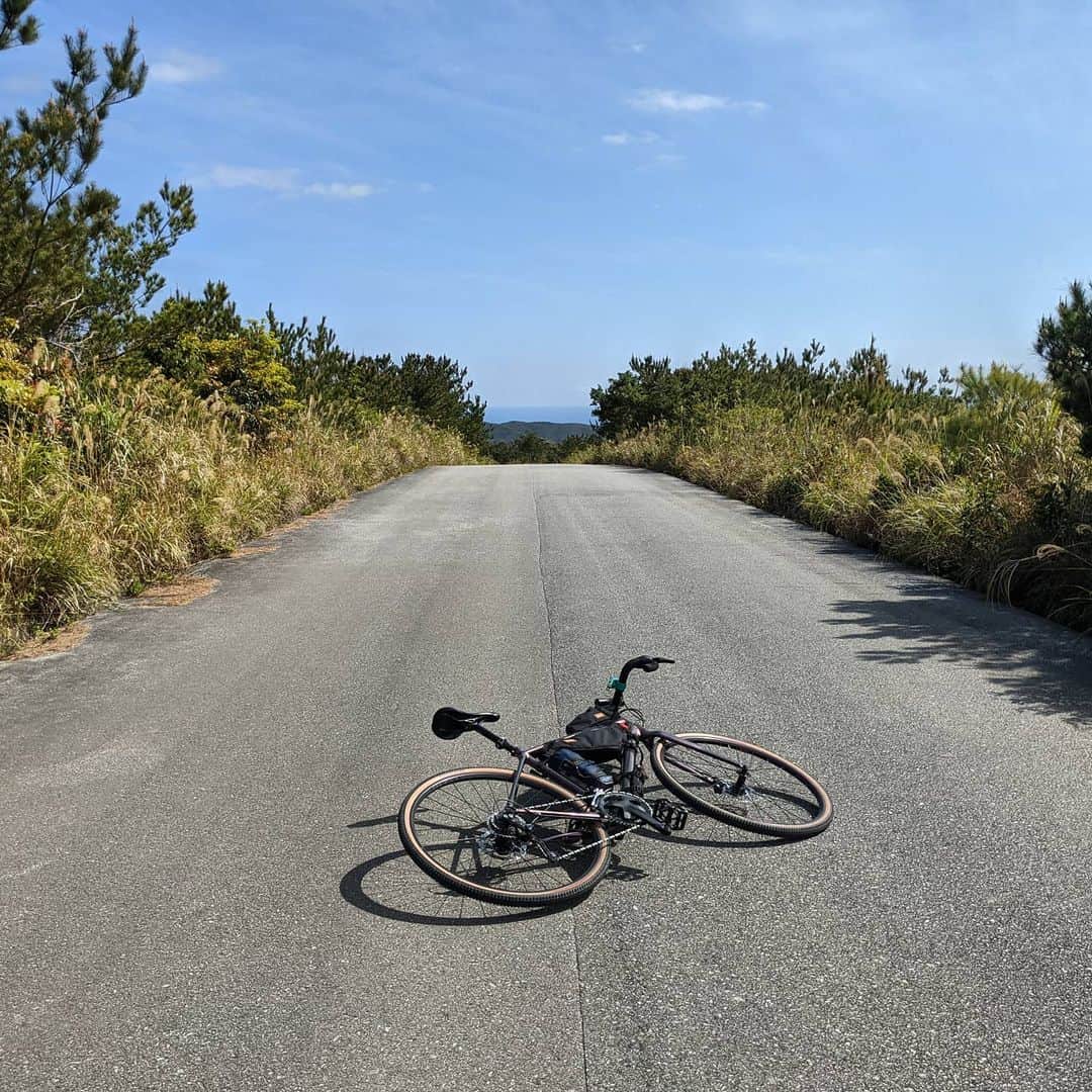 山下晃和さんのインスタグラム写真 - (山下晃和Instagram)「【BIKE&CAMP】沖縄やんばるグラベルキャンプツーリングの記事が産経Cyclistに全3回で連載されます  いまは、2回目までアップしていただきました  グラベルロードというジャンルは、けっして砂利道を走らないとならないわけではなく、ロードバイクと同じくらいスピードが出せて、キョリを伸ばせるので、広範囲のキャンプ旅をするには最適なのです  全行程で約271kmの舗装路を走れたのは、トップストーンの機動力の高さをあらわしていますね  坂道の向こう側にあるのは稜線ではなく、水平線。そう、海！ 下り坂は、自転車ツーリングで最も気持ち良い瞬間です  待ってろ〜青〜い〜う〜み〜！！  #japan @keen_japan　 @keen #keen #bikeandcamp #自転車キャンプツーリング #自転車キャンプ #bikeandcamp #touring #bikepacking #輪行 #旅 #travel #CAMP #キャンプ #沖縄 #Okinawa #グラベルロード #GRAVEL #自転車 #bicycle #旅自転車 #旅サイクリスト #gravelroad @cannondalejapan @ridecannondale  #ridetopstone #topstone #graveltouring @restrap」3月14日 12時37分 - travel_akikazoo