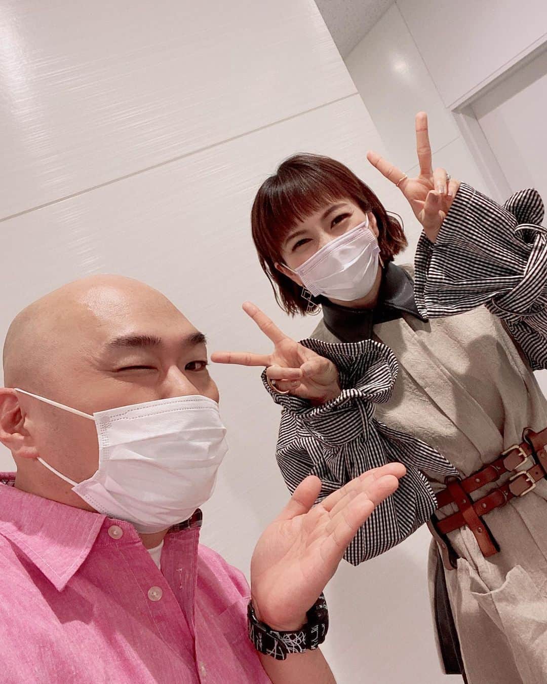 のインスタグラム：「クロちゃんとご一緒でした😊✨ いっぱい笑って楽しすぎた❤️ 安田大サーカスです🤍 . . . 今日は名古屋ウィメンズ(プロポーズの場所)だったり、結婚記念日(円周率)だったり、メイクさんが友人の妹だったり、クロちゃんに会えたり(安田だけに)。 そんな日に名古屋に来れて色んなご縁を感じれた幸せな時間でした！ 感謝。。。  #大とくさん」
