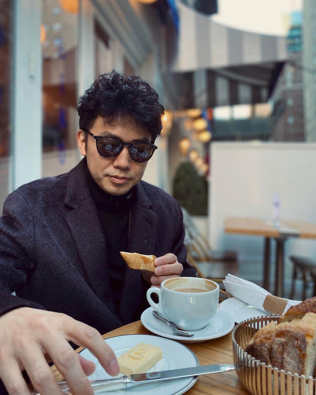 綾部祐二さんのインスタグラム写真 - (綾部祐二Instagram)「I love latte and baguette.」3月14日 13時00分 - yujiayabe