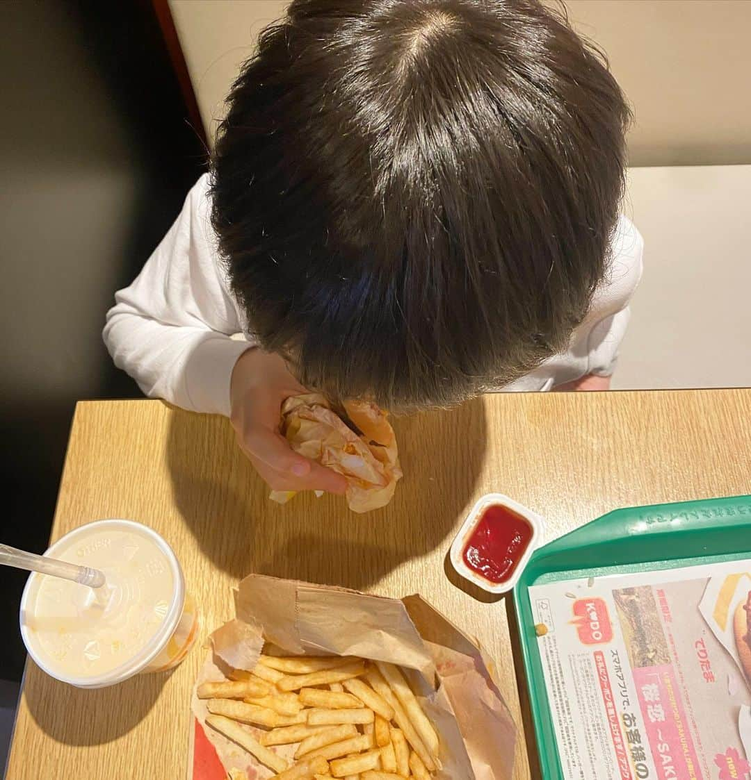 仁科仁美のインスタグラム：「たまにの、ジャンクフード🍔  子供の事を考えるとあまり良くないと思うけど、なぜこんなに美味しいの❤️  息子さんは２個も🍔を食べました💦笑」