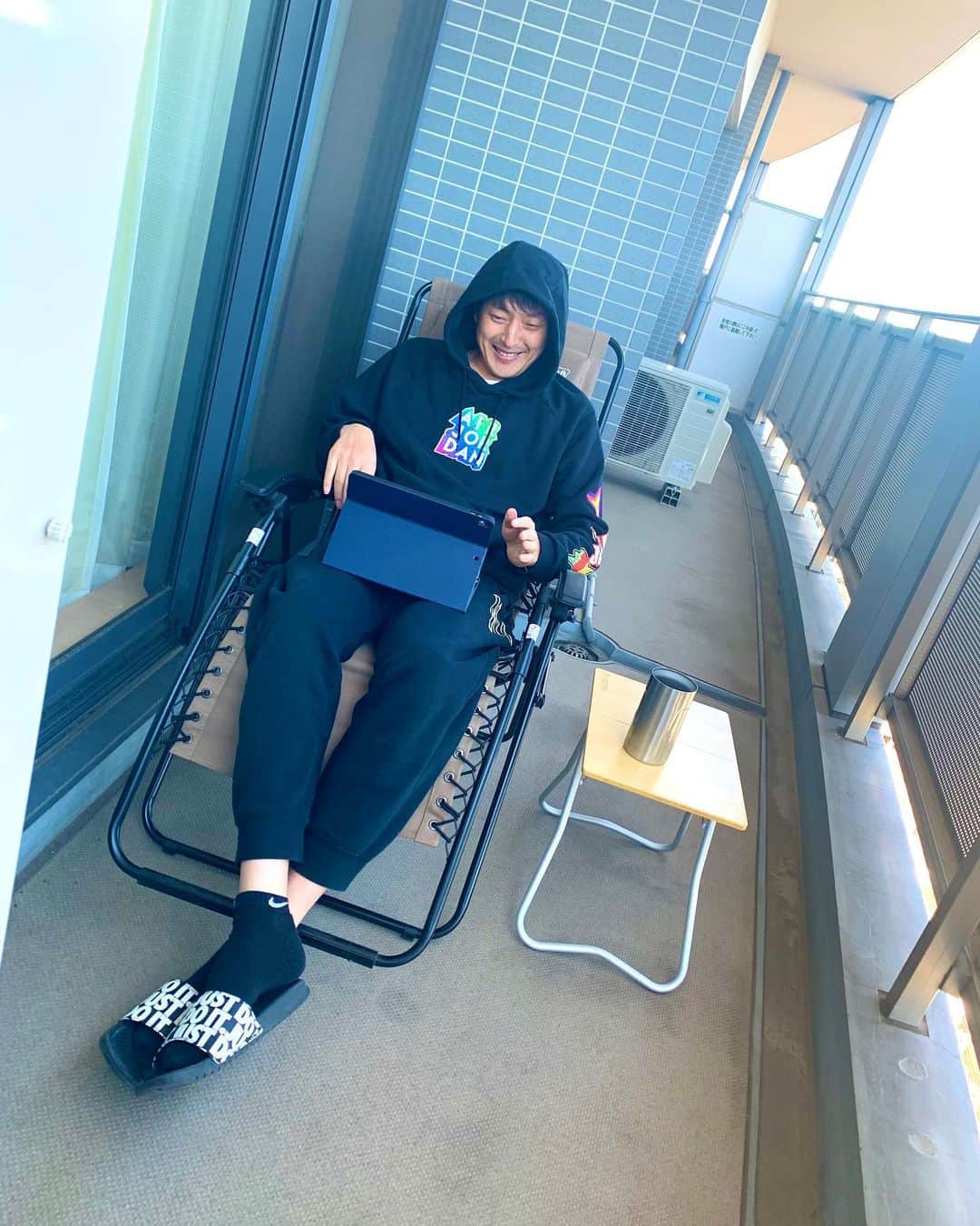 岩隈久志のインスタグラム：「自主隔離終了まであと少し。 キャンプ用品を使用して、ベランダで外の空気を吸う過ごし方もなかなか良いです👍」