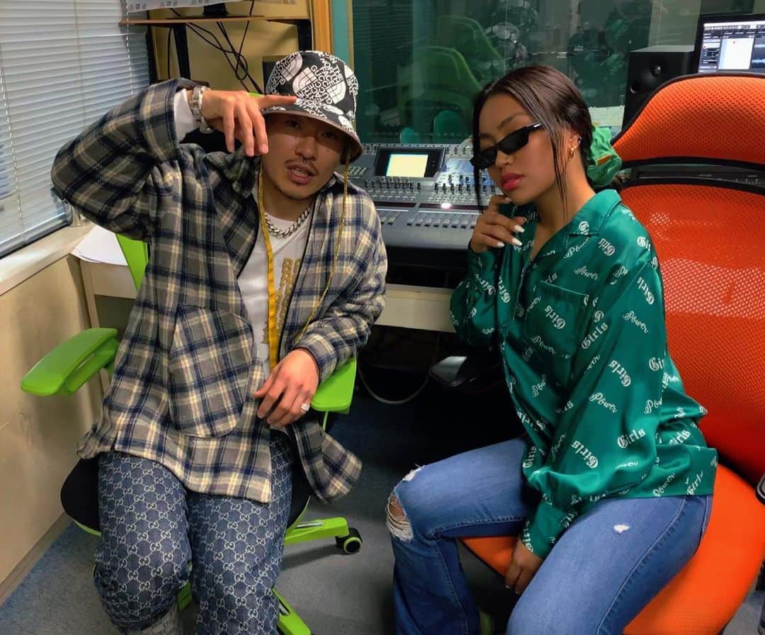 RIEHATAさんのインスタグラム写真 - (RIEHATAInstagram)「HOT69📻  Wow i'm on the radio as a guest for @ak69_official ‼️  3/26 ON AIR‼️ お楽しみに🔥🔥🔥✨✨✨😎 是非聴いてください🗣✨」3月14日 13時02分 - riehata