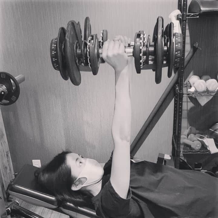 佃井皆美のインスタグラム：「【Today's workout】 I tried to lift 8kg dumbbells today. I did it somehow! It was 5.5kg the last time. I'm getting stronger!💪✨ It's sooooo fun!!  #佃井皆美  #minamitsukui  #パーソナルトレーニング  #workout  #動ける身体作り  #アースラポート  #earthrapport」