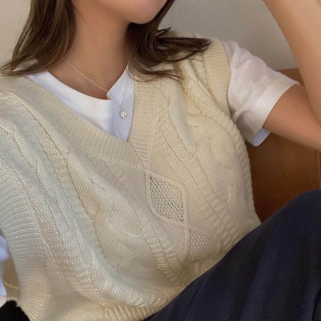 丸山クルミのインスタグラム：「. 歪な形のプレートと チェーンの長さも理想的⛓✨ @gagan.jewelry   特に夏にたくさん身につけたいな🌼  #silver925#silveraccessory#silverjewelry#シルバーアクセサリー#ネックレス#コインネックレス#925シルバー#ネックレス#アクセサリー」