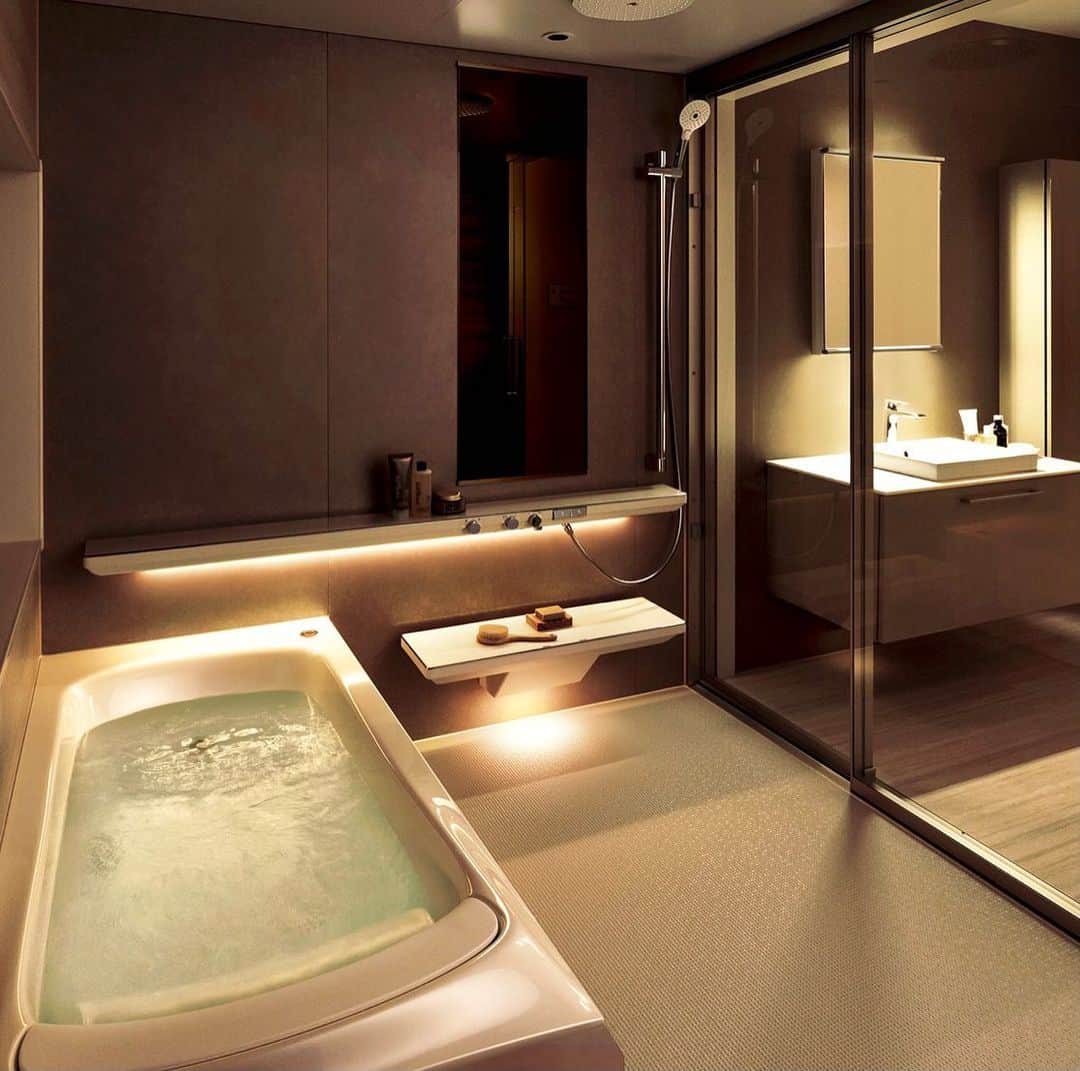 水元秀二郎のインスタグラム：「TOTOやりやがるなぁ。このメーカーは高いけど、上品なもの作るなぁ。３階の風呂こんなしてみたいなぁ。 #水元秀二郎#自宅#風呂#toto」
