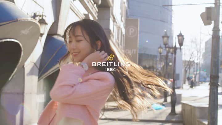 コ・ヒョジュのインスタグラム：「[Breitling X HYOJOO]🎵 천진난만하고 해맑은 캐릭터를 표현하고 싶었는데 맘처럼 연기하기 쉽지 않네요😅 남자친구와의 약속장소로 가는 중에 딴 길로 센(?) 효주!! 우연히 본 롱보드 영상을 보고 공주같은 드레스 입고 라이딩하는 상상을 하는데-🤩💭💃🏻 I wanted to express innocent and bright characters, but it was hard💦 Hyojoo took a different route on her way to the appointment place with her boyfriend. Hyo-joo sees a video of a longboard by chance and imagines riding in a princess-like dress💭💃🏻 처음 시도한 컨셉이라 연기하기 어려웠지만 너무 재밌었던 촬영이었어요😁 - 종주도 반한 18k 레드 골드로 고급스러운 품격을 담은 크로노맷(42mm)과 저의 손목에서 빛나는 다이아몬드 셋팅 베젤의 우아함을 담은 크로노맷(32mm)⏱✨ . Direct @hyo_joo @jpak_dosa  DOP @g.mountain  Music @eian.k  Cameo Skater @jin_car . #breitling #Chronomat #브라이틀링 #브라이틀링크로노맷 #브라이틀링시계 #커플시계 #시계선물 #화이트데이 #롱보드 #롱보드댄싱 #롱보더 #longboard」