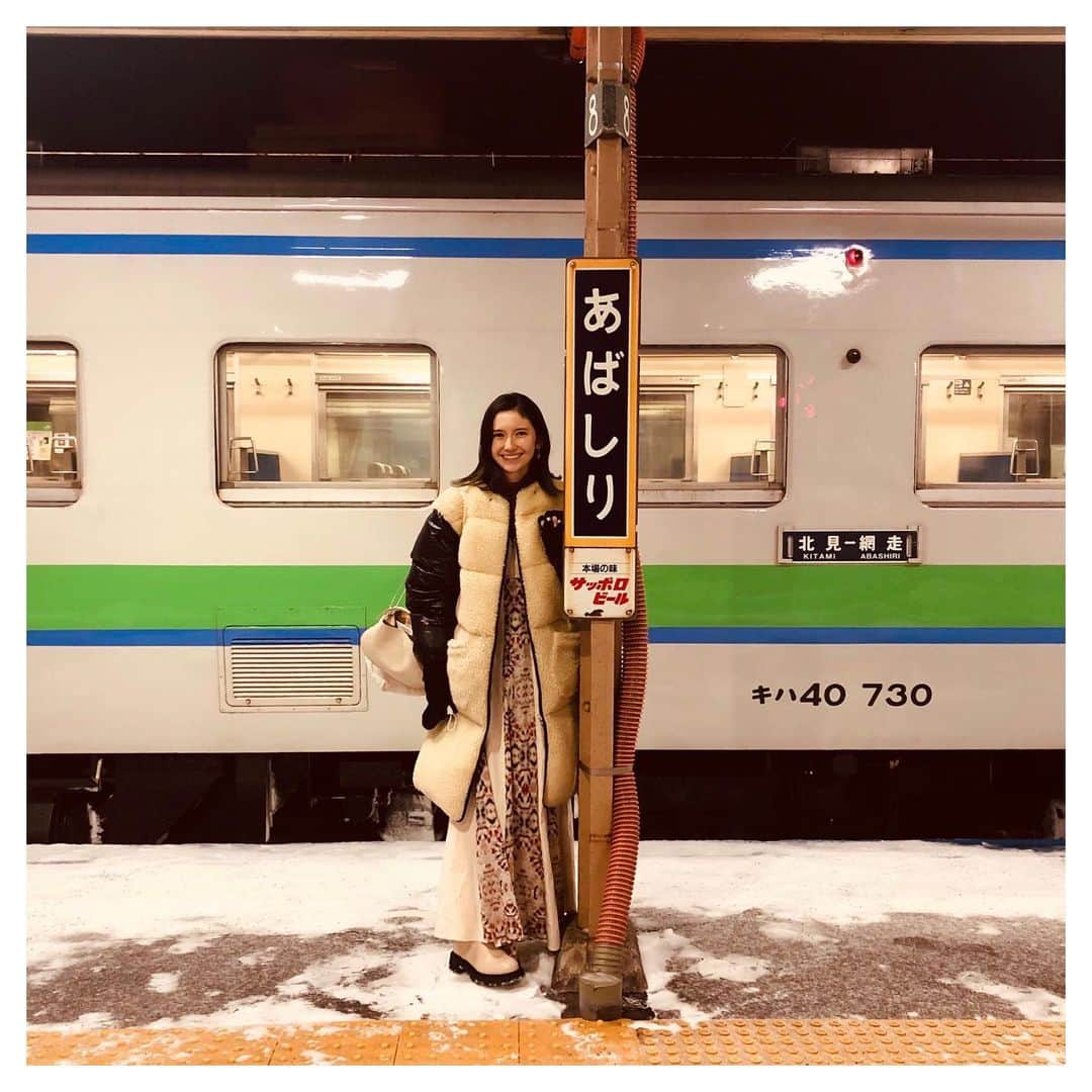 市川紗椰さんのインスタグラム写真 - (市川紗椰Instagram)「釧網本線の旅をしました。さまざまな駅麺を食べながら、釧路から大雪の網走まで。﻿ 車窓からはタンチョウとエゾシカと流氷と白銀の大パノラマ。﻿ 雪景色とキハ54系の軽快な加速音を満喫しました。﻿ C11の景気いい爆煙もすごかった！﻿ 麺も美味しかったー﻿ ﻿ 衣装は→﻿ #ワンピース #チョーカー @fumietanaka_jp﻿ #ニット @maisoneureka﻿ #ダウンコート @6x1copenhagen_﻿ #ピアス #リング @asamifujikawa﻿ #バッグ @marrow_japan﻿ #スタイリスト @masacott__  #ヘアメイク @mariko_chiba  ﻿ もし良かったら→﻿ ﻿ BS-TBS「麺鉄 〜冬の北海道・釧網本線編〜」﻿ 3月14日　23:00〜﻿ ﻿ 写真をたくさん撮ったので、追ってアップします。﻿ ﻿  #釧網本線 #鉄道﻿ #ワンマン車の女性アナウンスを聞くと北海道に来たと実感﻿ #旅はいいね　　  ﻿#麺の写真が見つからない」3月14日 13時41分 - sayaichikawa.official