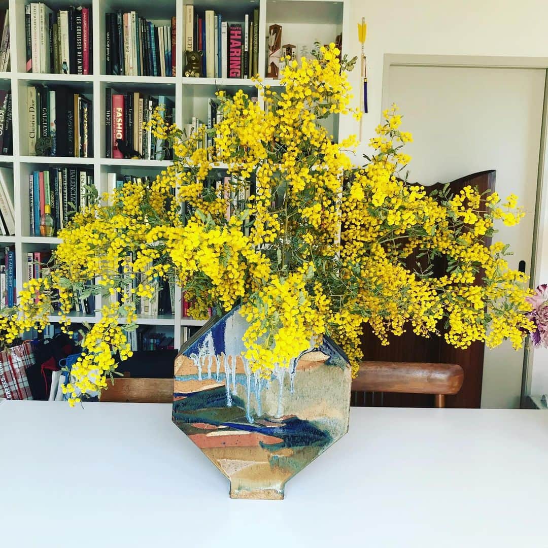 丸山敬太さんのインスタグラム写真 - (丸山敬太Instagram)「あんまりにも枝が重たそうで 首を傾げていたので 少し切って投げ入れました。  春ならではの贅沢。 うちは窓全面に桜が咲くのですが 蕾もふっくらとして、間も無くな感じ。 今年こそ勝手にライトアップしちゃお！」3月14日 13時53分 - keitamaruyama