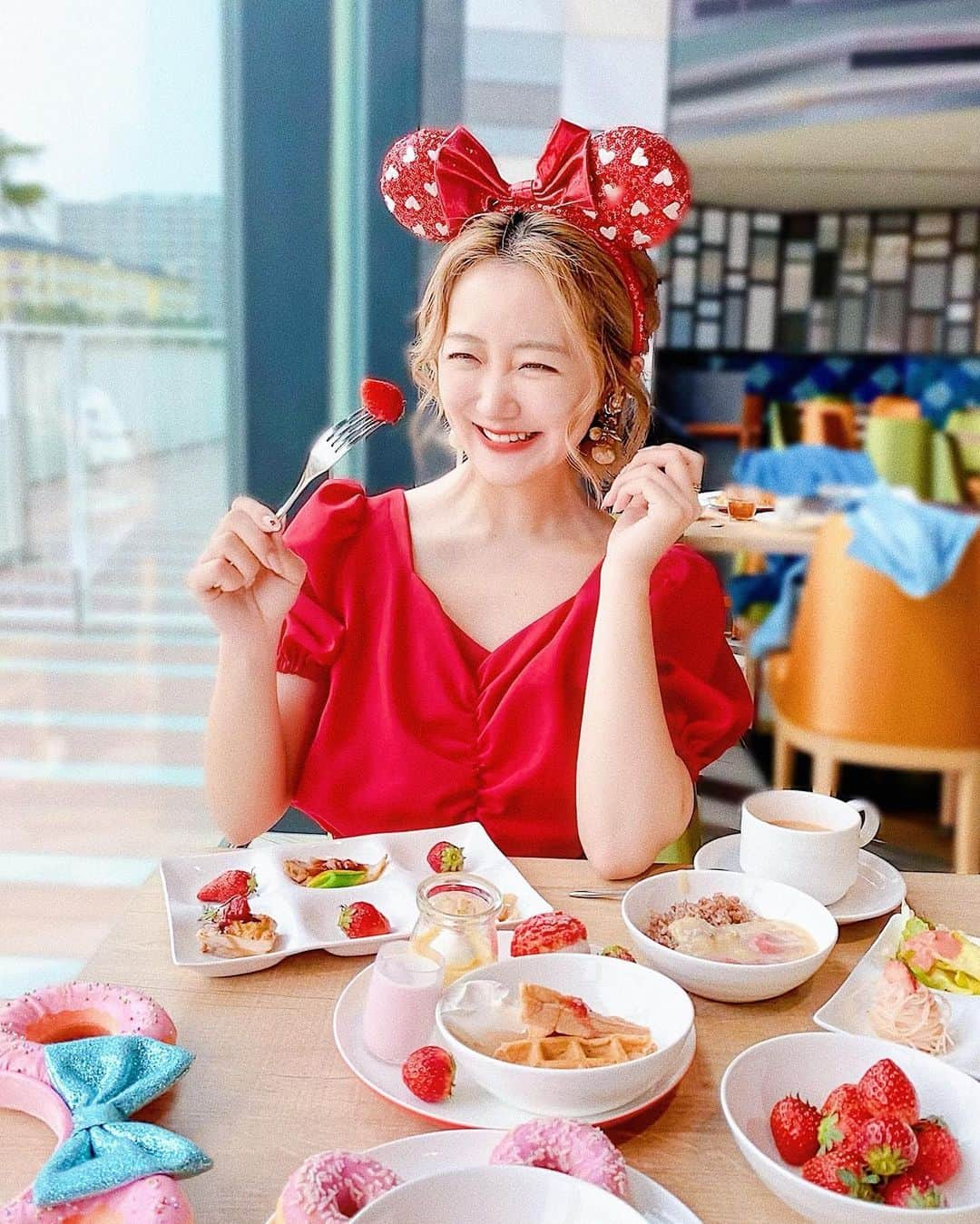 中島絢乃さんのインスタグラム写真 - (中島絢乃Instagram)「🍓🍓🍓﻿ ﻿ ﻿ この前載せた﻿ 3/6〜5/5まで開催中の﻿ #東京ベイ東急ホテル (@tokyobaytokyuhotel )﻿ ＂#ベイサイドストロベリーフェア ＂🍓💕﻿ ﻿ 【完全予約制なので気をつけてね！】﻿ ﻿ ﻿ ﻿ この日は、﻿ いちごに合わせて﻿ 昔タイで買った赤のトップスに﻿ 昔買ったGUのスカートでした🍓👗﻿ ﻿ ピンクのフォトブースにも﻿ ぴったりでよかった😌💕💕﻿ ﻿ ﻿ ﻿ ﻿ ﻿ ちなみに、﻿ 料理を取る時は両手にビニール手袋、マスク、﻿ 食事中とフォトブースで写真撮る時のみ﻿ マスク外して大丈夫だよ🙆‍♀️✨﻿ ﻿ ﻿ 本当にもう﻿ お腹いっぱいになるまで﻿ いちご料理・いちごスイーツ食べたんだけど、﻿ 最後の最後に練乳見つけちゃって﻿ いちごもうひと皿食べた私でした🤣💥笑笑﻿ ﻿ 練乳って本当最強だわ😳🍓💕💕💕﻿ 𓂃 𓈒𓏸 ‎𓂃 𓈒𓏸 ‎𓂃 𓈒𓏸 ‎𓂃 𓈒𓏸 ‎𓂃 ﻿ #tokyobaytokyuhotel#ad#strawberry﻿ #ストロベリービュッフェ#ストロベリーフェア」3月14日 13時59分 - nakajima_ayano