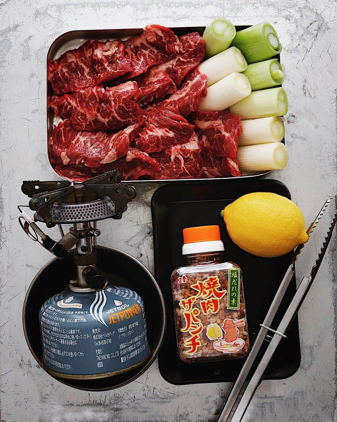 樋口正樹さんのインスタグラム写真 - (樋口正樹Instagram)「harami yakiniku . 日曜お昼のベランダで 缶ビール飲みながらの、 牛のハラミと長ネギを 厚６ミリの鉄板で焼き、 焼肉ザパンチとレモン。 風が強いけど天気よく 気持ちよいしおいしい😋 . . . #焼肉 #ひとり焼肉 #焼肉ザパンチ #男爆鉄板 #おうちキャンプ #キャンプ飯 #キャンプしたい #ベランダ焼き肉 #昼ごはん #おうち時間 #カルディ購入品 #yakiniku」3月14日 14時04分 - higuccini