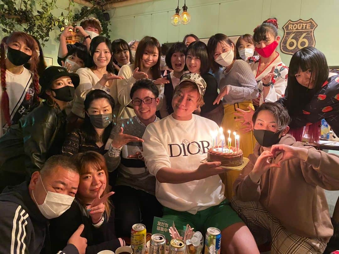 楽しんごさんのインスタグラム写真 - (楽しんごInstagram)「番組収録の後に素敵なお誕生日会 心からありがとうございました😊  #誕生日プレゼント #前祝い#みんなありがとう」3月14日 14時21分 - tanoshingo.official