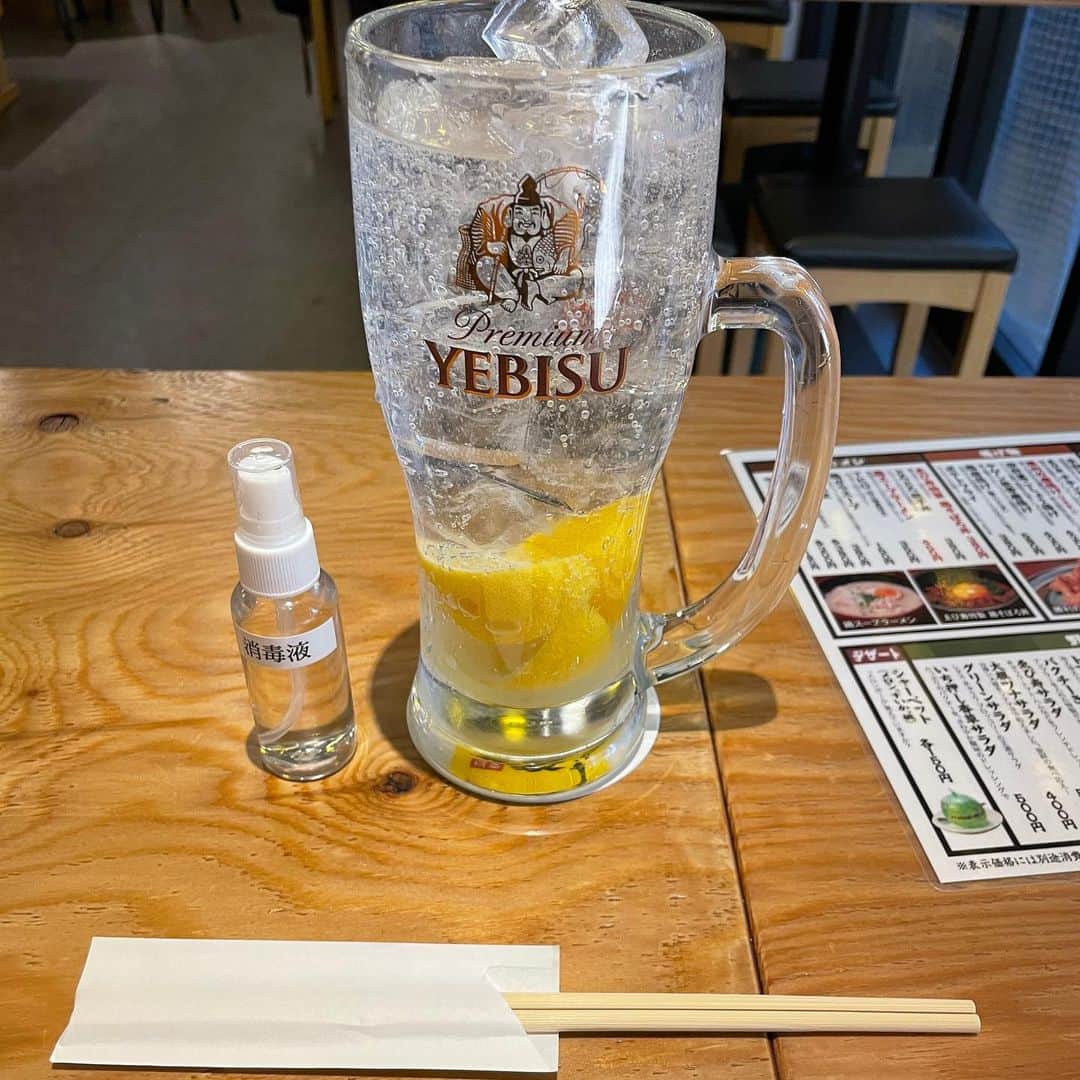 佐伯ポインティのインスタグラム：「天気いいし昼から飲んじゃお！と思ってノリで頼んだ大ジョッキのサイズ感見て。ウォーターサーバー？」